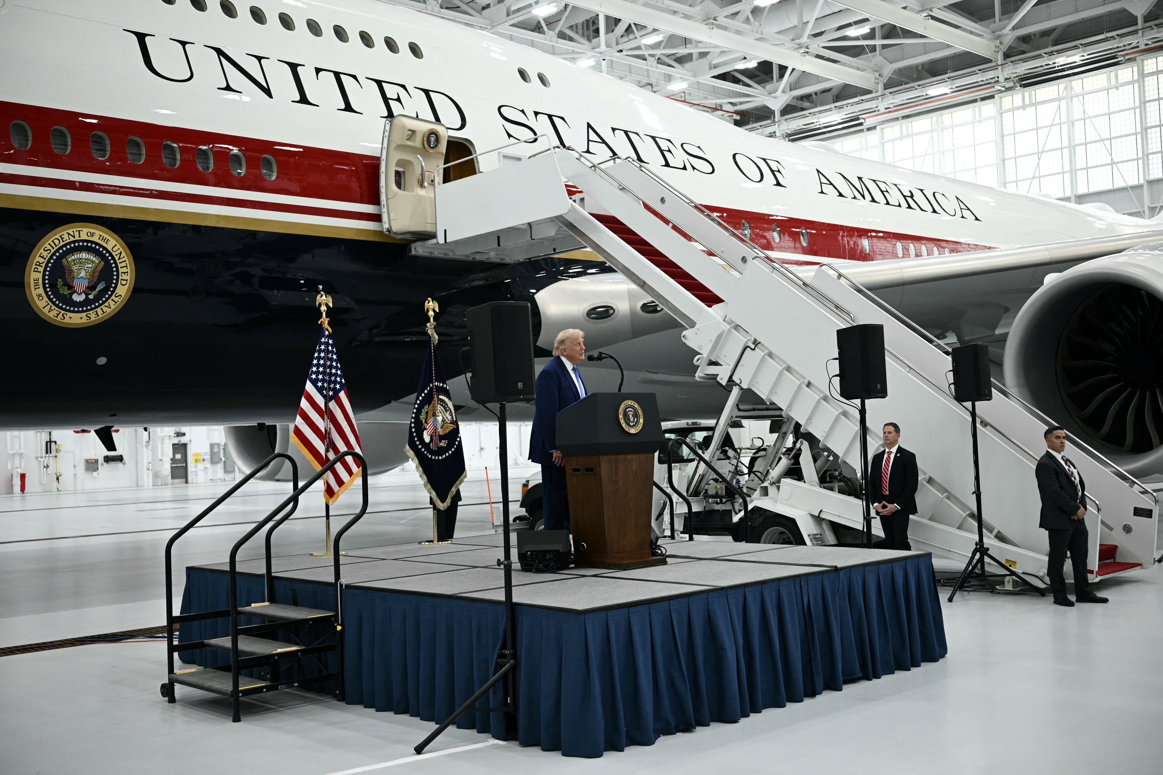 Trump, Katar'ın hediye ettiği yeni Air Force One'ı tanıttı: Türkiye'ye de gideceğiz