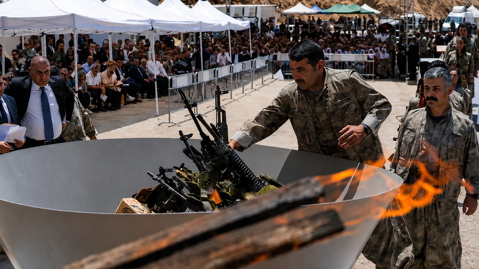 PKK'nin Süleymaniye Cesene Mağarasında 11 Temmuz 2025 tarihinde sembolik silah yakma töreninden / Ajanslar