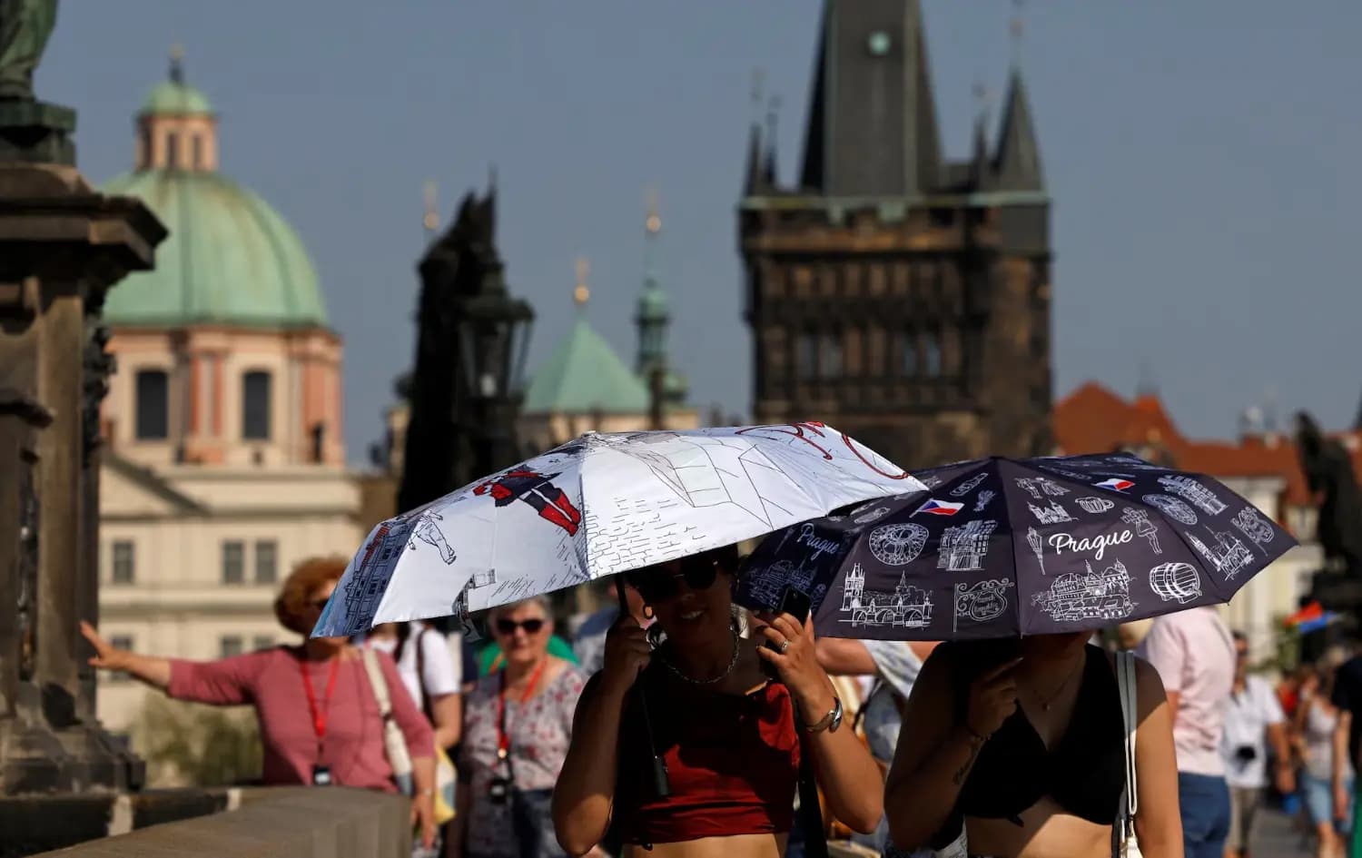 Li Pragê xelk ji bo ku xwe biparêze û sîwanan bi kar tîne / Wêne: REUTERS/David W Cerny