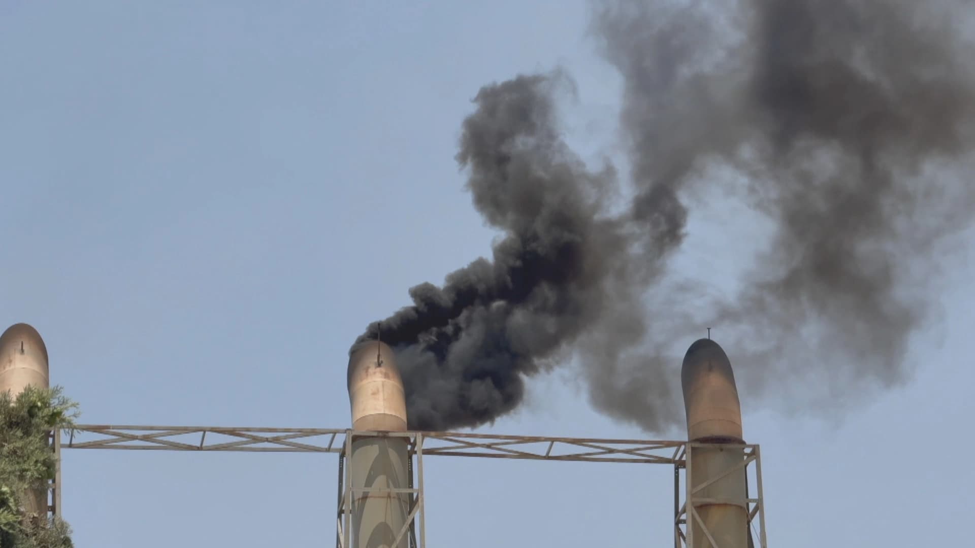 دووکەڵی رەش و بۆنی ناخۆشی کارگەکانی تانجەرۆ بووەتە مەترسی لەسەر ژیانی دانیشتووانی 10 گەڕەک و گوند