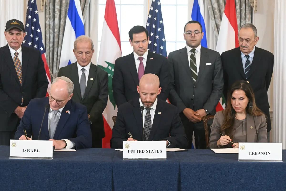 ABD Dışişleri Bakanı Marco Rubio (ortada, arka sıra) izlerken, (soldan sağa, ön sıra) İsrail'in ABD Büyükelçisi Yahiel Leiter; Dışişleri Bakanlığı Genelkurmay Başkanı Daniel Holler ve Lübnan'ın ABD Büyükelçisi Nada Hamada, 26 Haziran'da Washington DC'deki ABD Dışişleri Bakanlığı'nda ön anlaşma imzaladılar.
