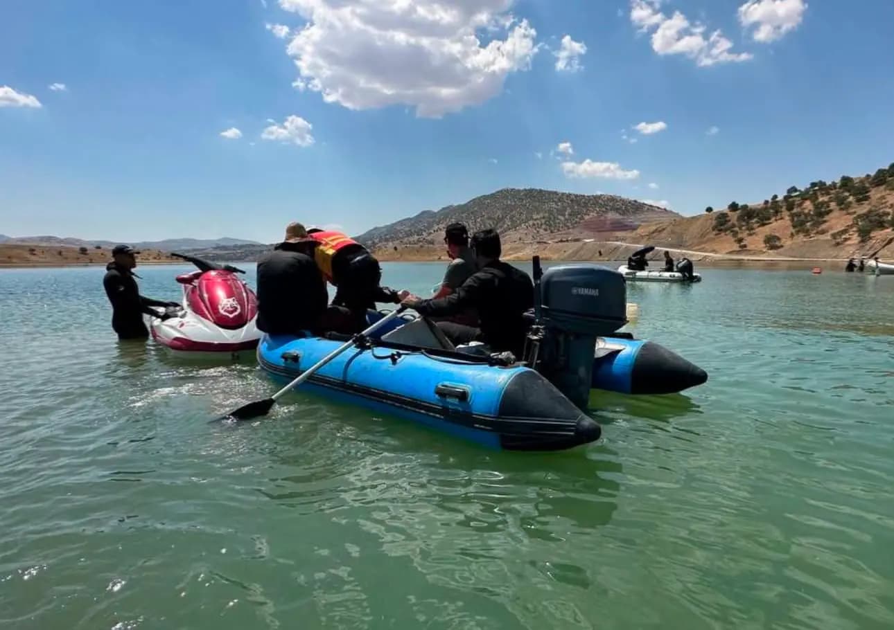 فريق يبحث عن جثة في الزاب الكبير. الصورة: صفحة الدفاع المدني في أربيل على فيسبوك