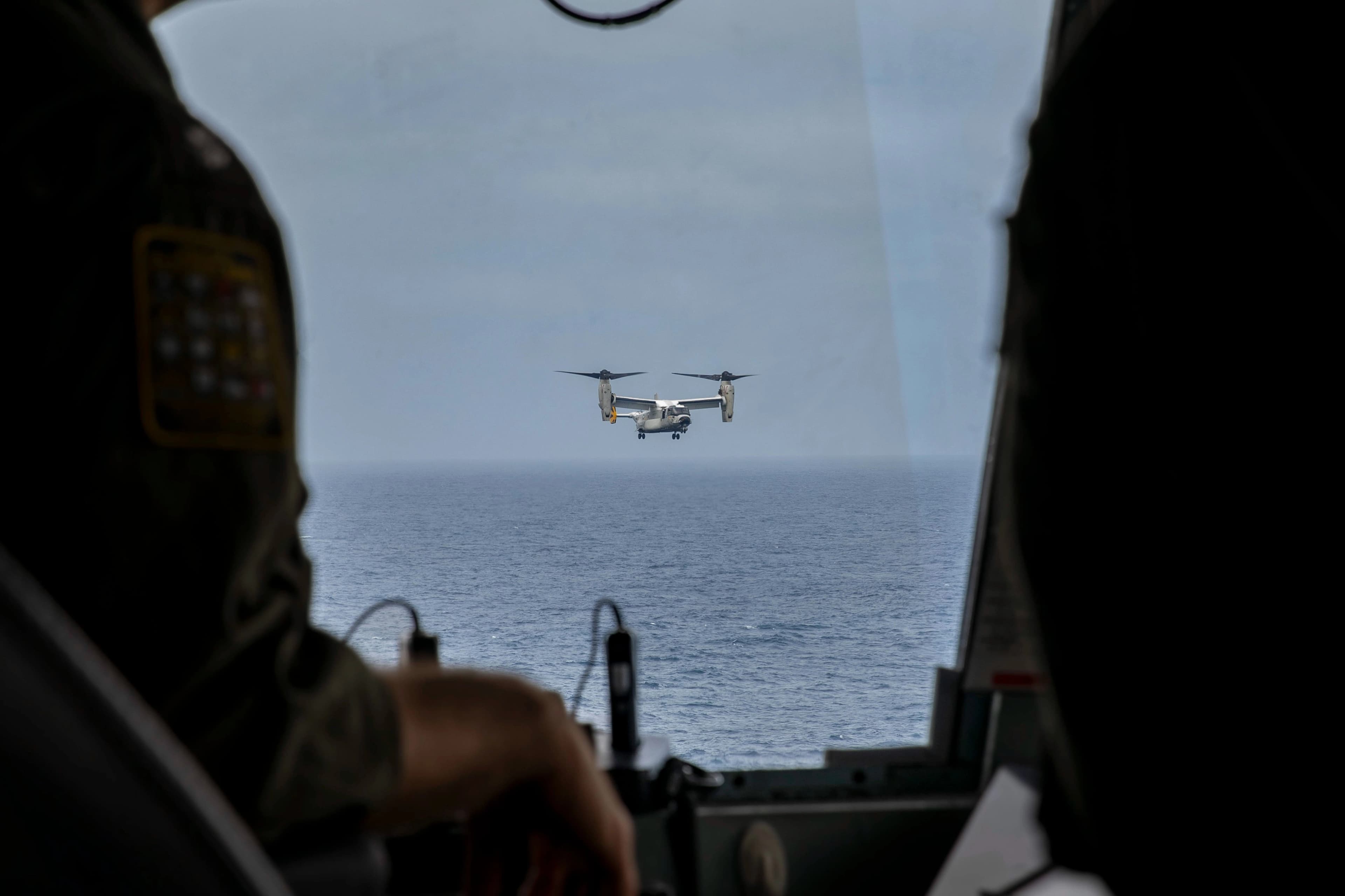 A US Sailor oversees flight operations from the tower aboard USS Abraham Lincoln (CVN 72) as the aircraft carrier continues to operate in the Arabian Sea. Photo: CENTCOM