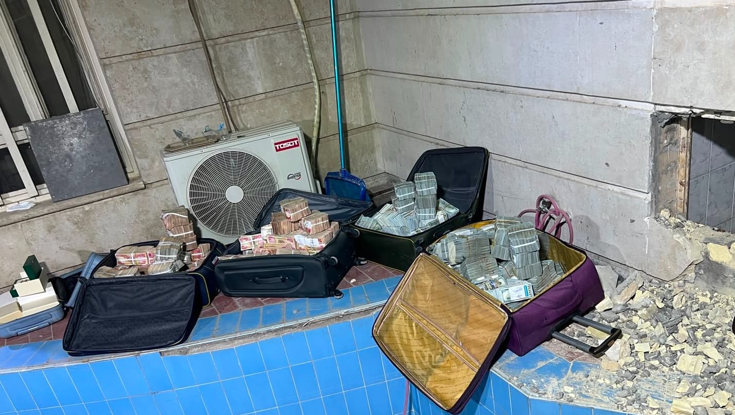جزء من الأموال التي ضبطت بمنزل وكيل وزير النفط علي معارج البهادلي
