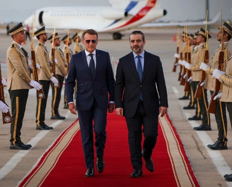 وزير الخارجية والمغتربين السوري، أسعد حسن الشيباني، والرئيس الفرنسي إيمانويل ماكرون، في مطار دمشق الدولي