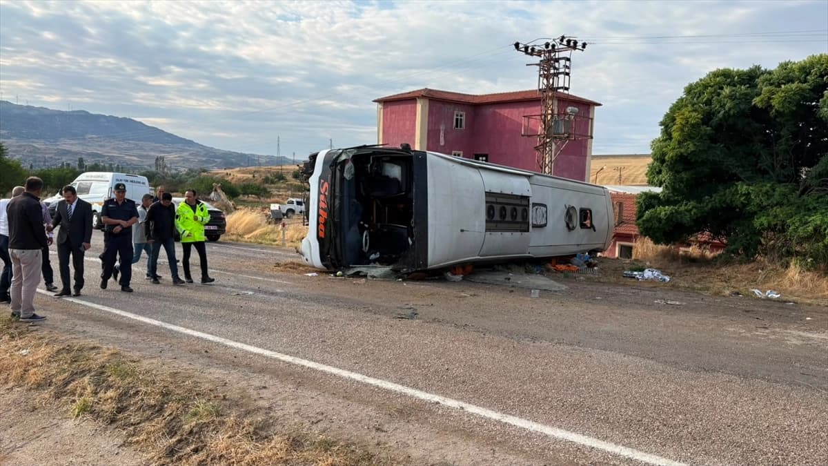 Kırıkkale'de yolcu otobüsünün devrilmesi sonucu 41 kişi yaralandı. / Foto: AA