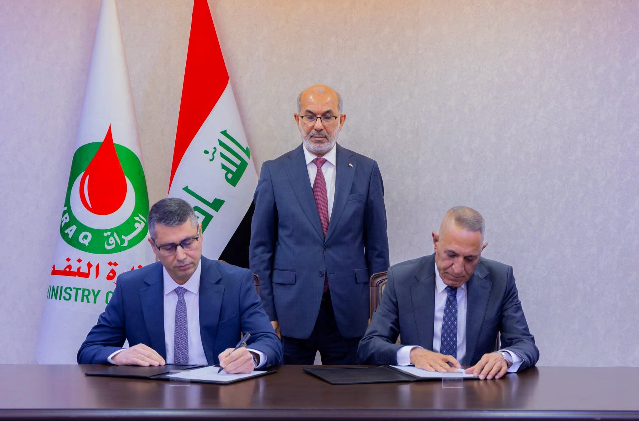 Iraqi oil minister Basim Mohammed Khudair overseeing the signing ceremony of a contract with HKN Energy on July 9, 2026. Photo: Iraqi oil ministry