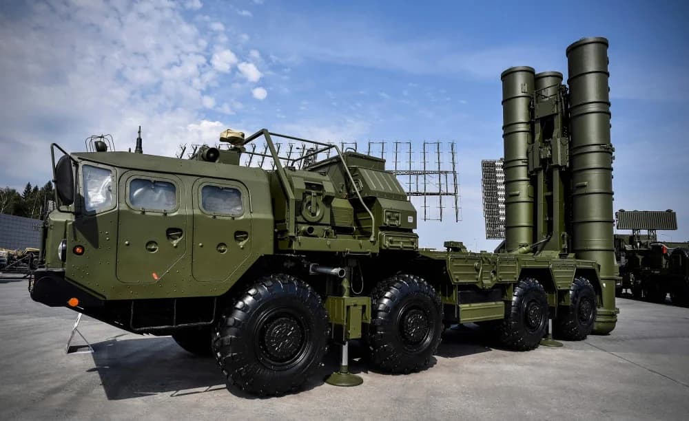 Pergala avêtina mûşekên li dijî balafiran a S-400an li Parka Kubinka Patriotê ya li derveyî Moskowê / Wêne: Alexander Nemenov / AFP