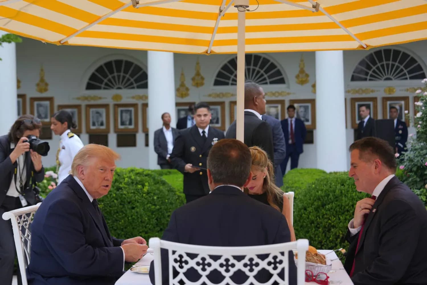 ABD Başkanı Donald Trump, 6 Temmuz 2026'da Beyaz Saray'ın Gül Bahçesi'nde düzenlenen etkinlikte öğle yemeği sırasında (AP).
