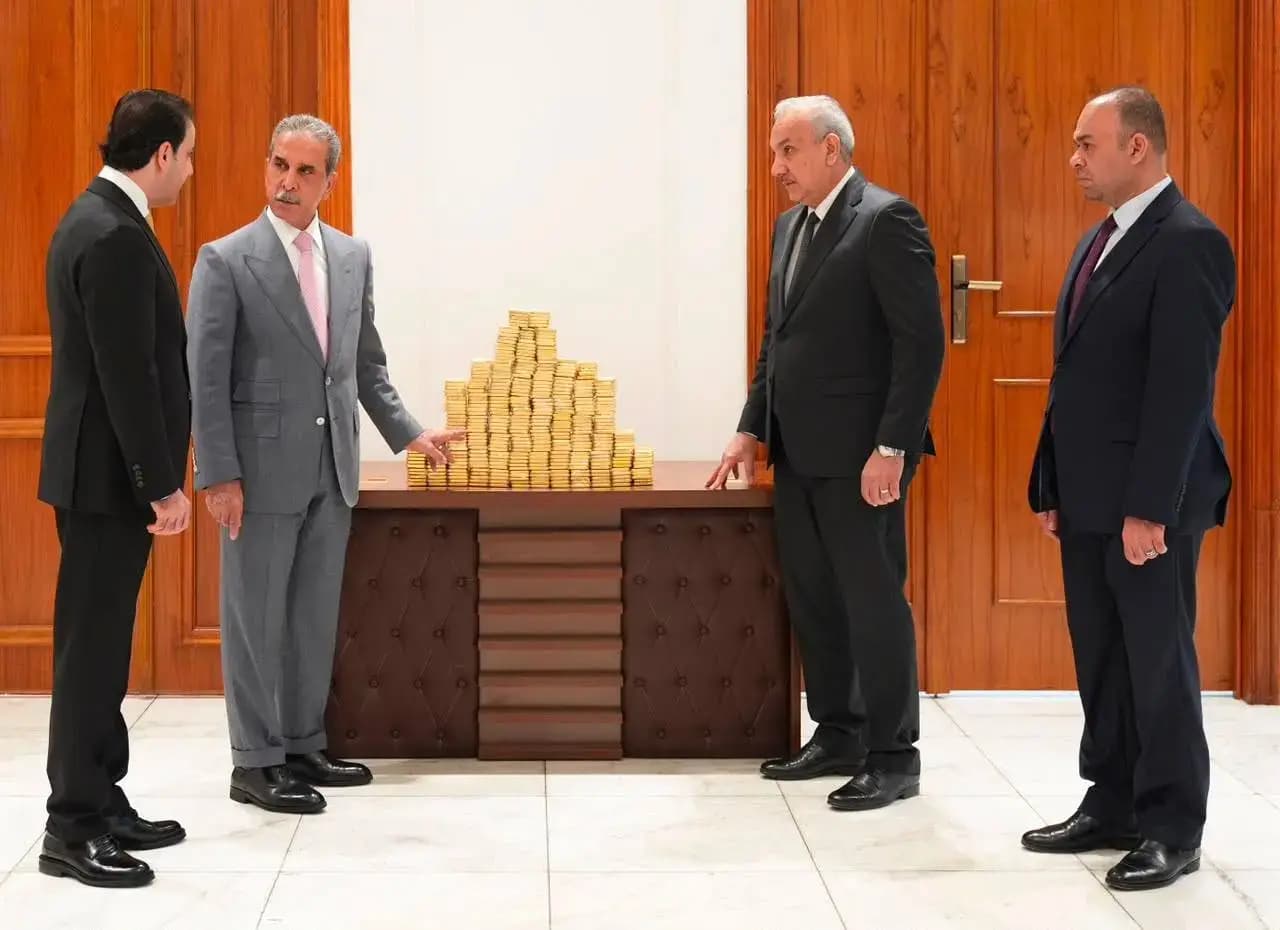 Irak Yüksek Yargı Konseyi yetkilileri ele geçirilen altınlarla birlikte