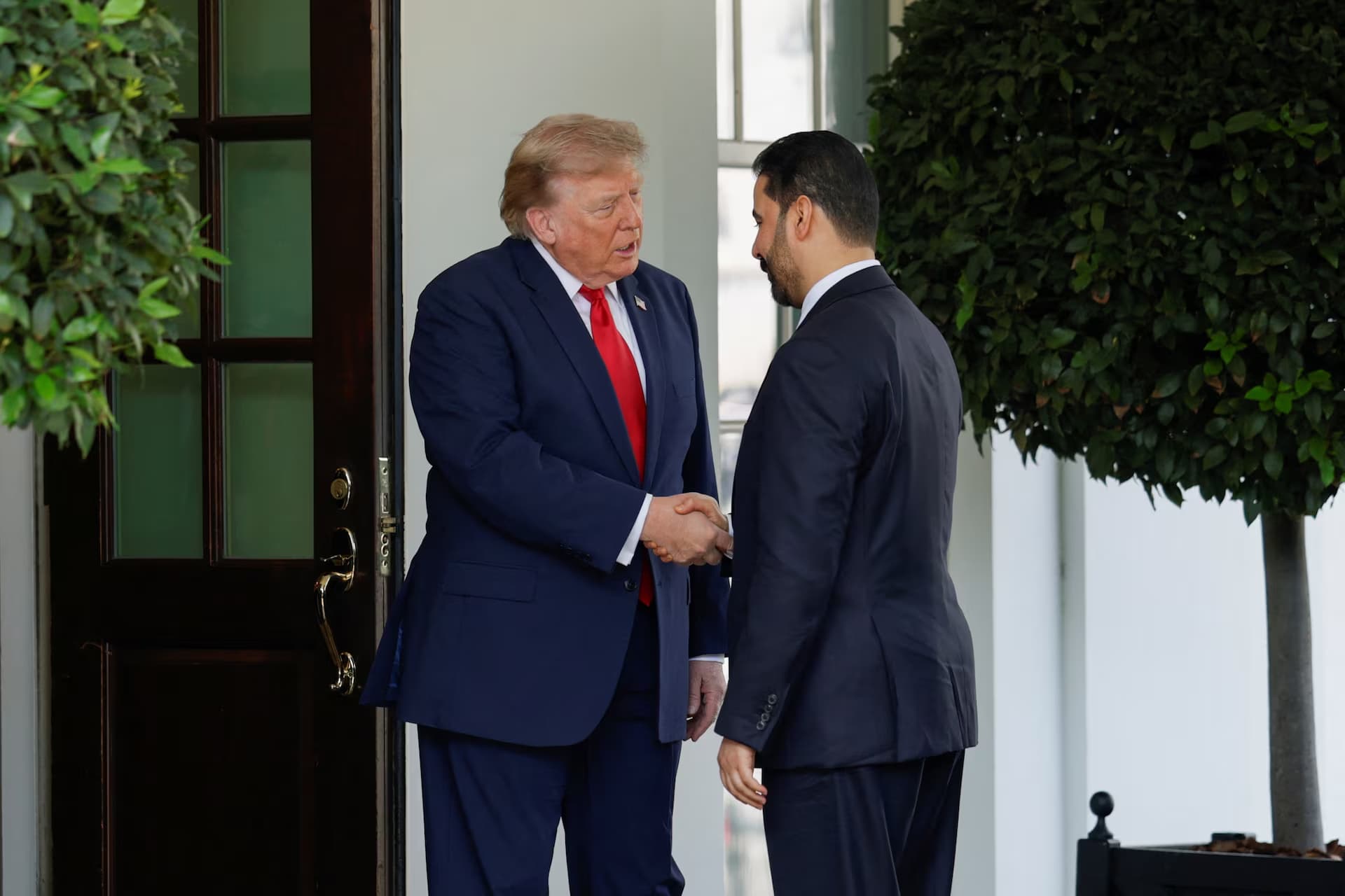 پێشوازیی دۆناڵد ترەمپ، سەرۆکی ئەمریکا لە عەلی زەیدی، سەرۆکوەزیرانی عێراق لە کۆشکی سپی. وێنە: Reuters