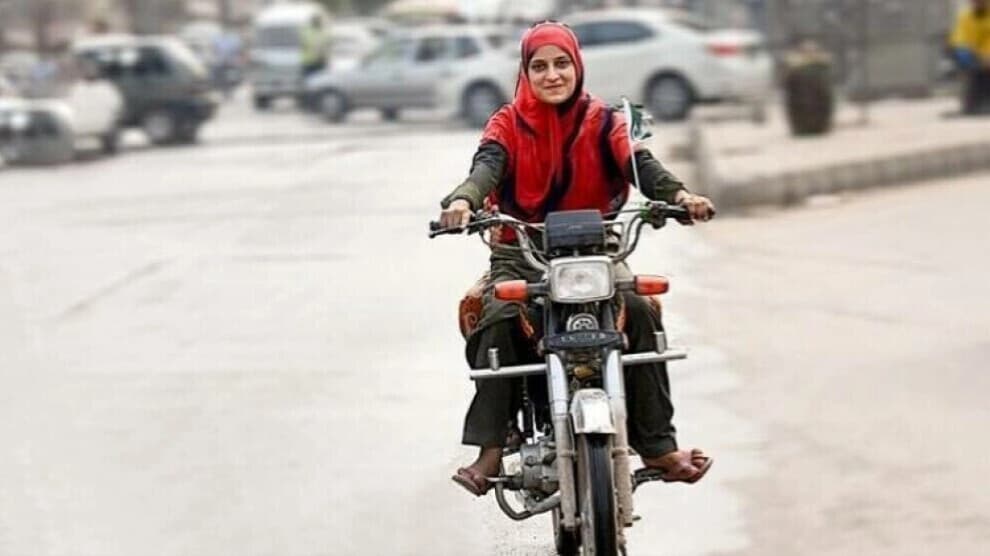 ژنێک ماتۆڕسکیل لێدەخوڕێت. وێنە: ئەرشیڤ