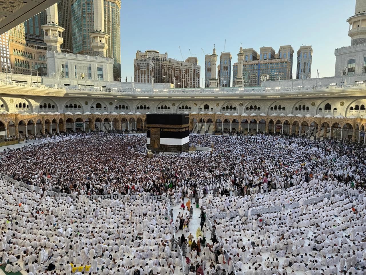 حاجیان لە کاتی تەوافکردندا. وێنە: ساڵح قادر - رووداو