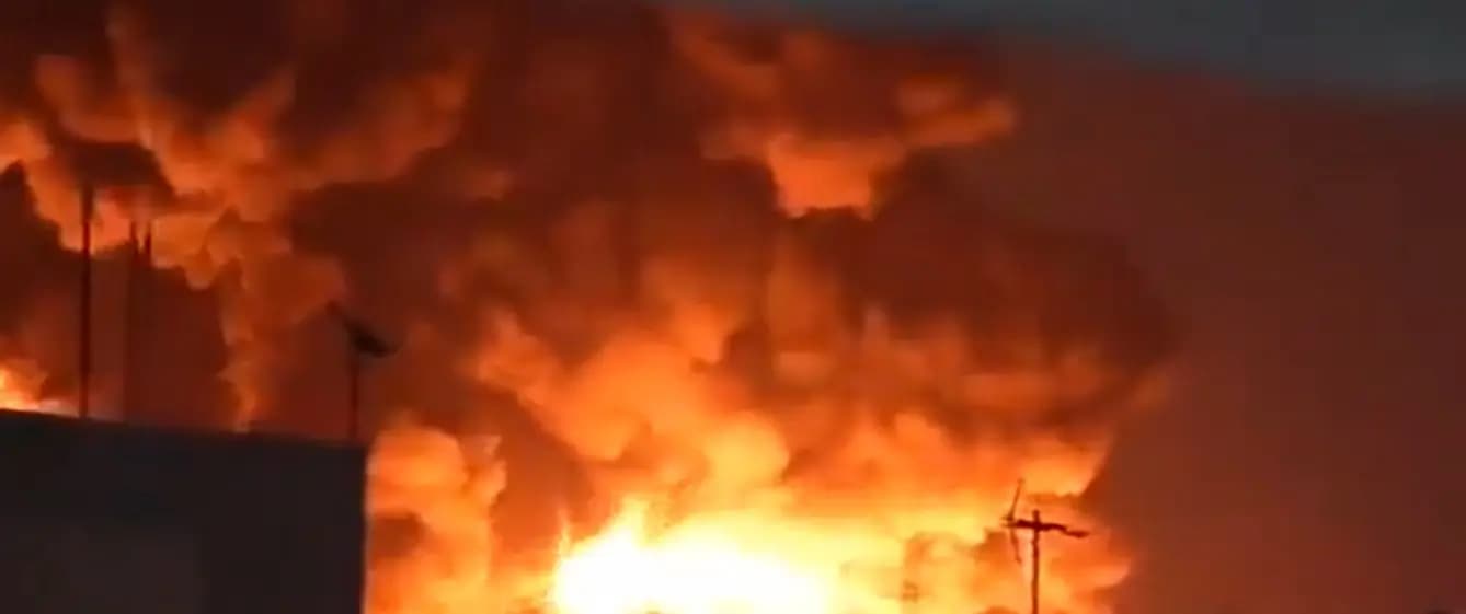 Basra'da Haşdi Şabi üslerine bombardımandan bir kare