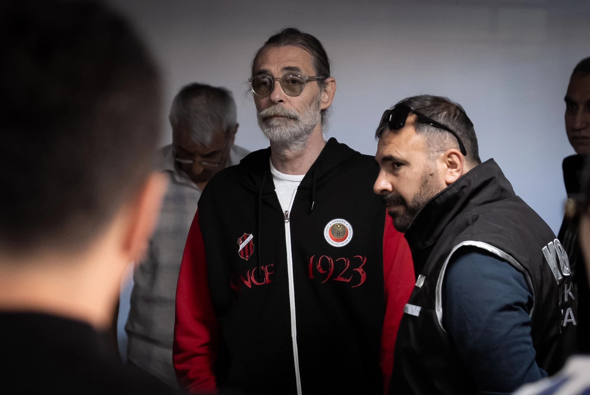 Etimesgut Belediye Başkanı Erdal Beşikçioğlu gözaltına alındı. / Foto: AA