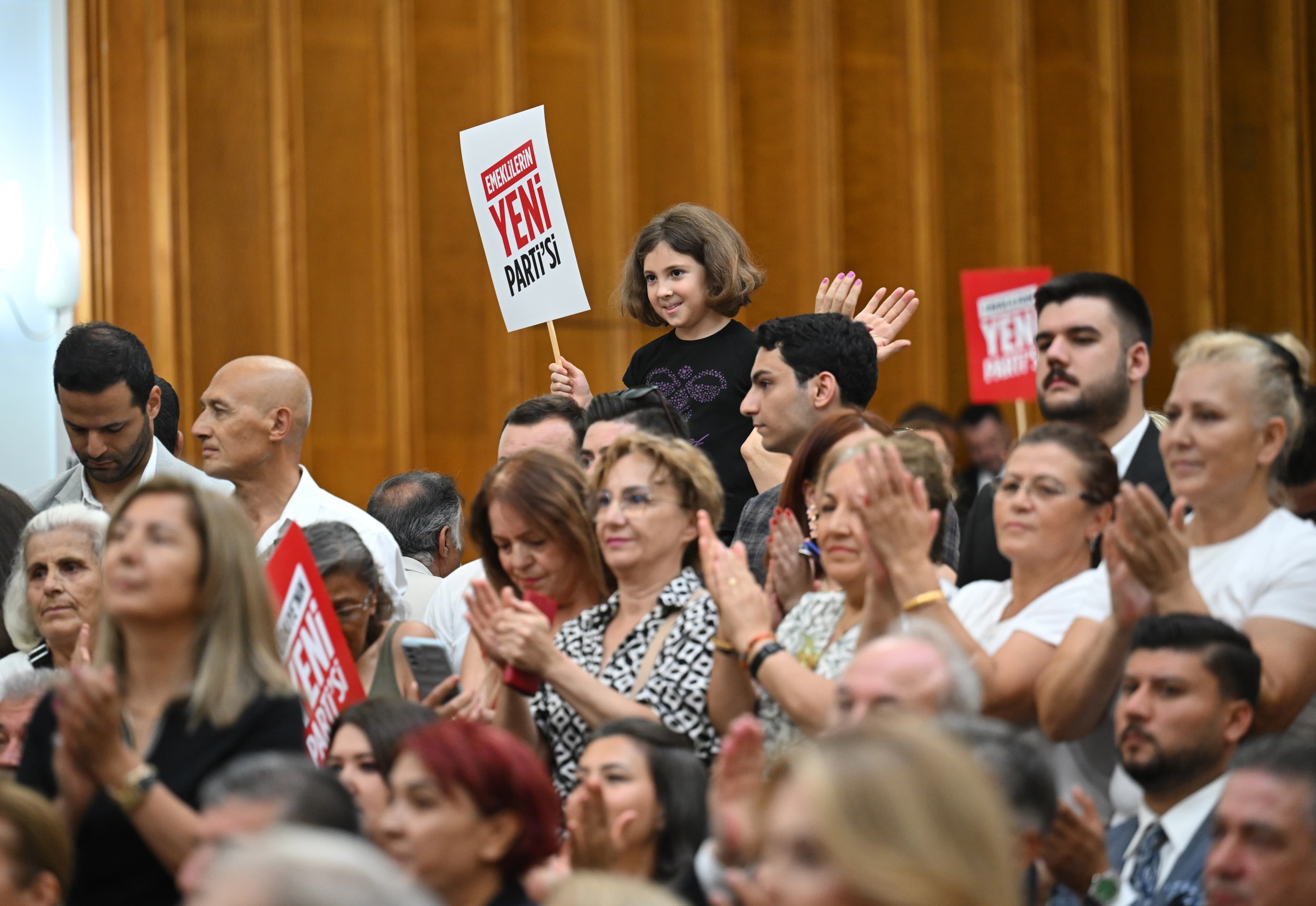 YENİ Parti grup toplantısına katılan partililer. / Foto: AA