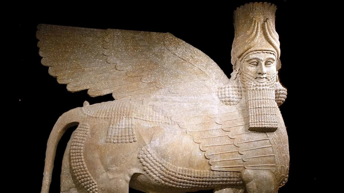 پەیکەری "خوداوەندی پارێزەر" کە بە «لاماسوو» (Lamassu) ناسراوە و بە شێوەیەکی باو لەلایەن پاشاکانی ئاشوورەوە فەرمانی پەیکەرتاشینی بۆ دەکرا، پارێزگاریی لە کۆشک و دەروازەکان دەکرد. (TYalaA/Wikimedia Commons/CC BY-SA 4.0)