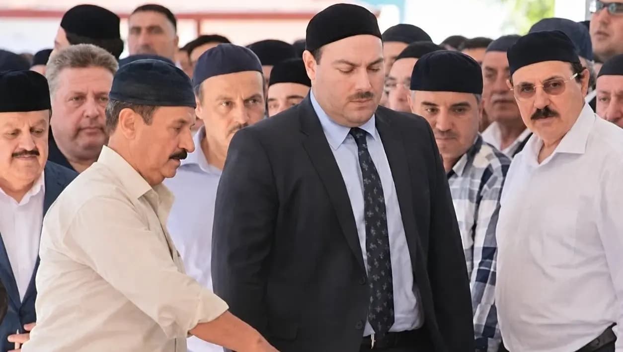 Serokê Cemaeta Suleymanciyan Alîhan Kurîş û çend endamên cemaeta wî / Wêne: Arşîv