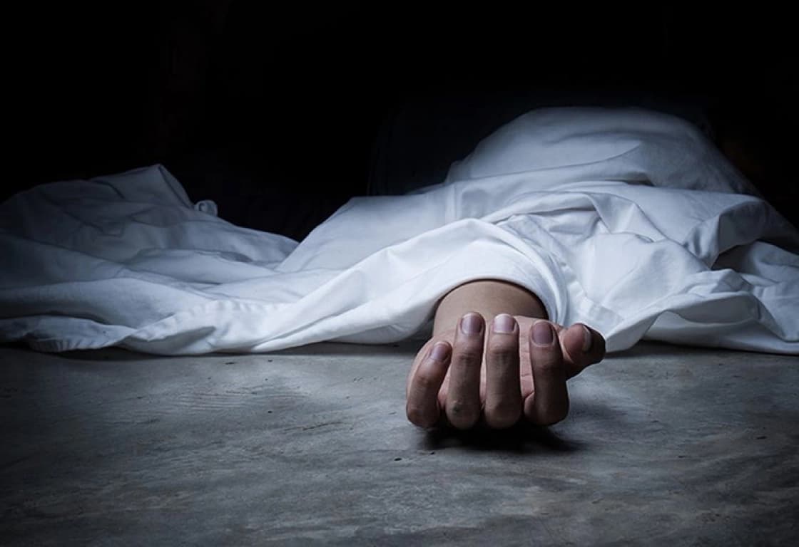 وێنەی دەستی کەسێک کە وادەردەکەوێت مردبێ. وێنەکە دروستکراوە و بۆ روونکردنەوەی هەواڵەکەیە
