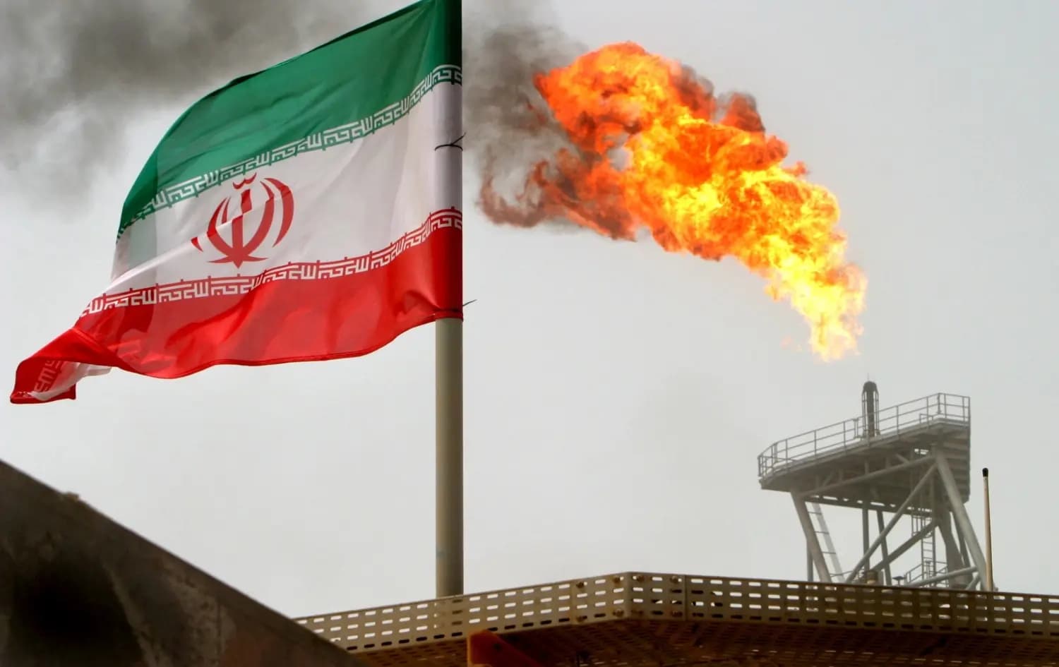 Qadeke petrolê ya Îranê û alaya Îranê / Wêne: Reuters