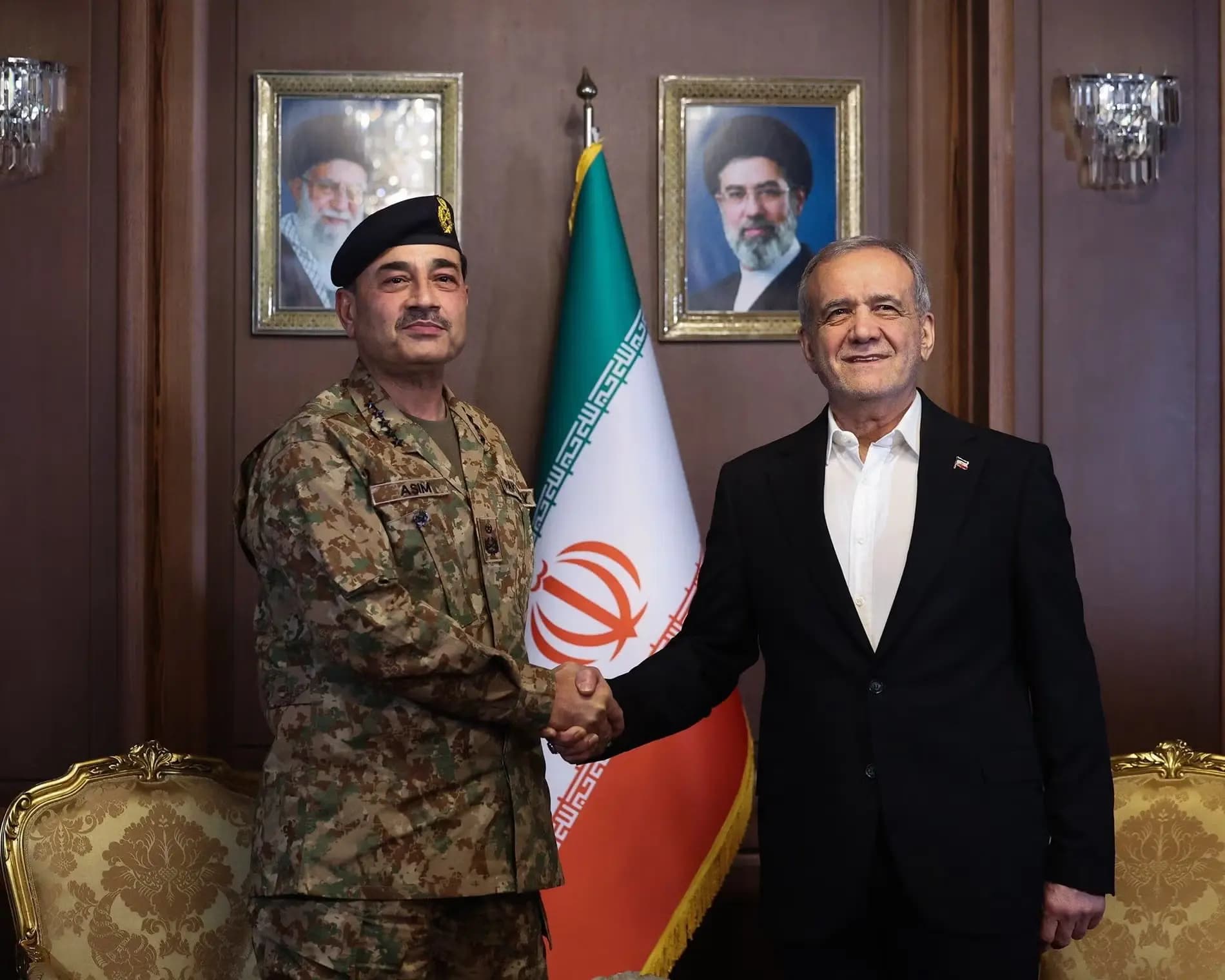 Pakistan Genelkurmay Başkanı Mareşal Asım Münir (solda) ve İran Cumhurbaşkanı Mesud Pezeşkiyan/ Foto AA / Arşiv