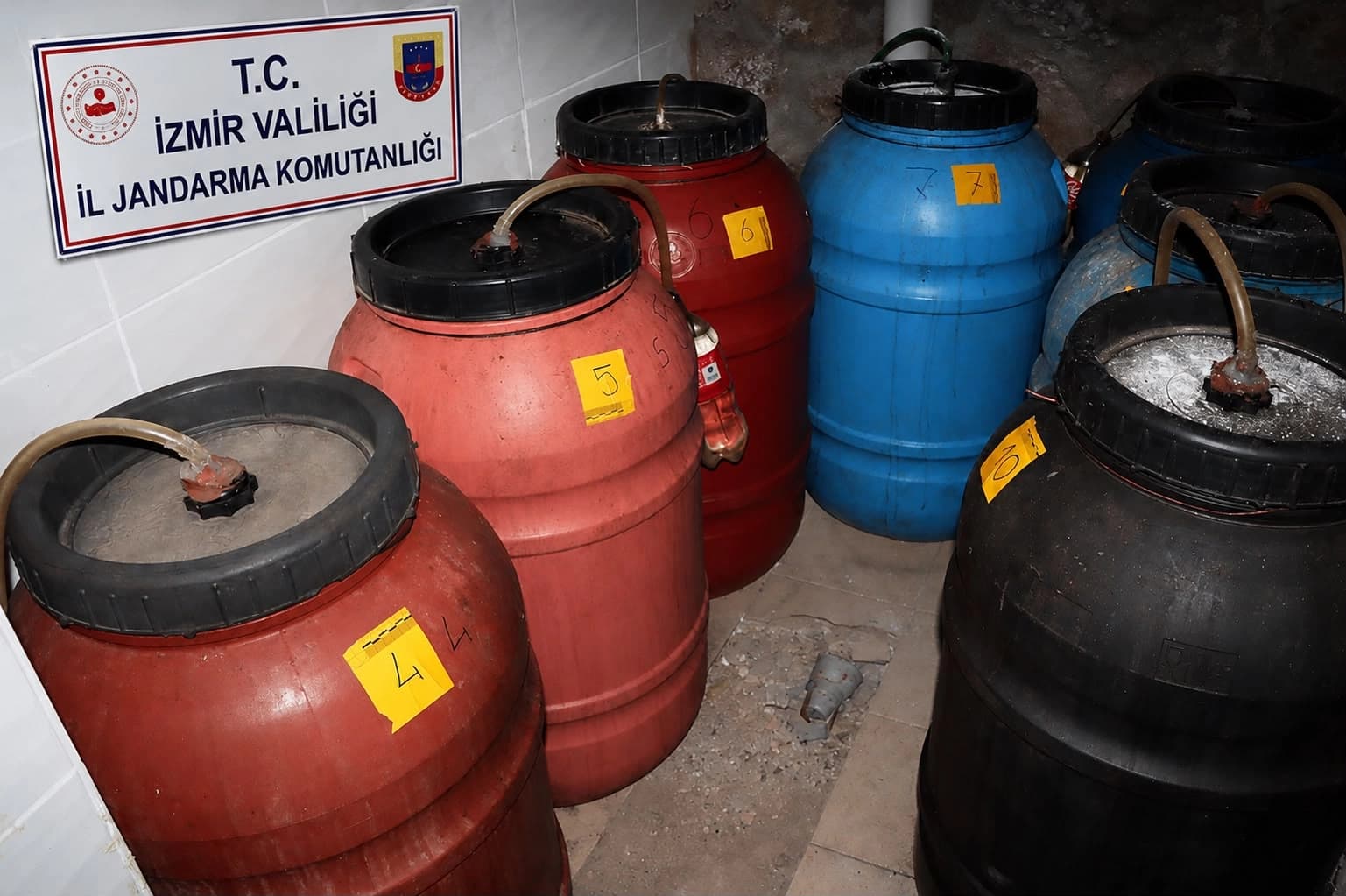 Di bîdonan de 2 hezar û 200 lître alkola sexte hat dîtin / Wêne: Fermandariya Cendirmeyan a Îzmîrê