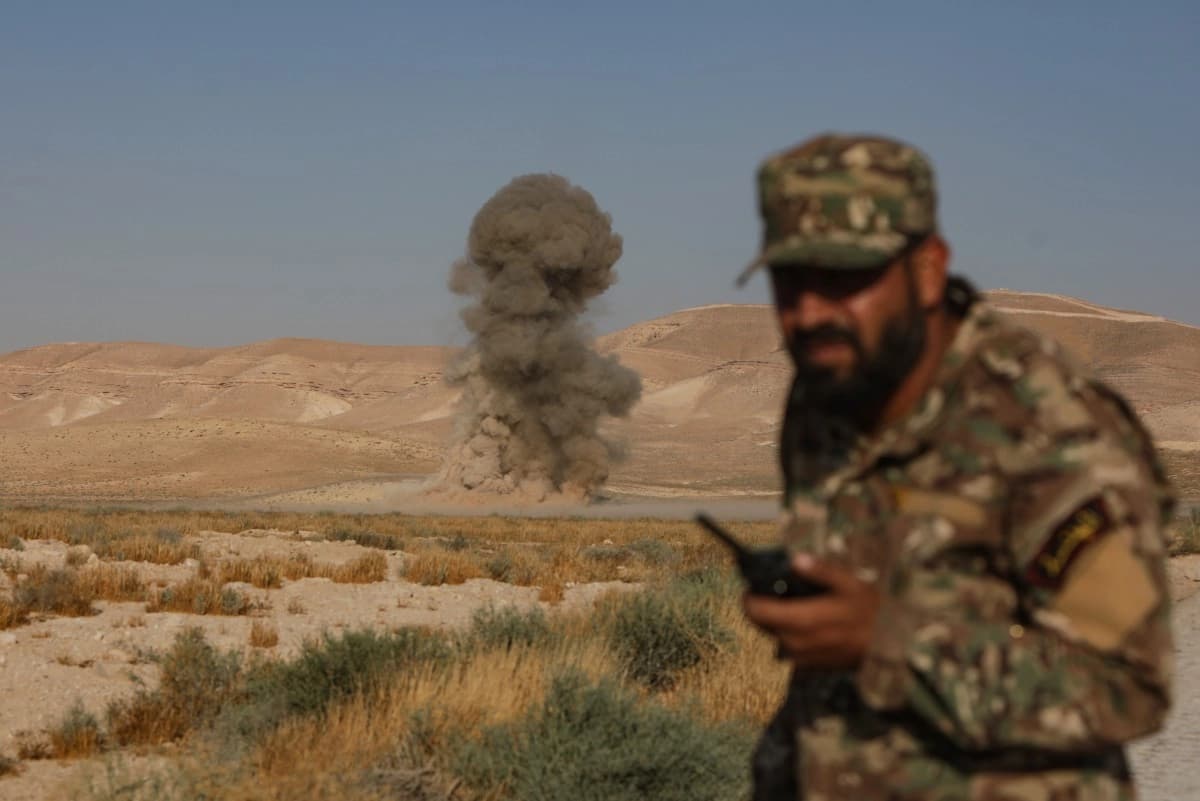 سەربازێکی سوپای سووریا خۆی دادەنەوێنێت کاتێک مینێک لە لەلایەن بەشی ئەندازیاریی سەربازیی وەزارەتی بەرگریی سوریا لە گوندەواری دیمەشق لە 23ی ئابی 2026 دەتەقێتەوە. وێنە: بەکر ئەلقاسم/ ئەی ئێف پی