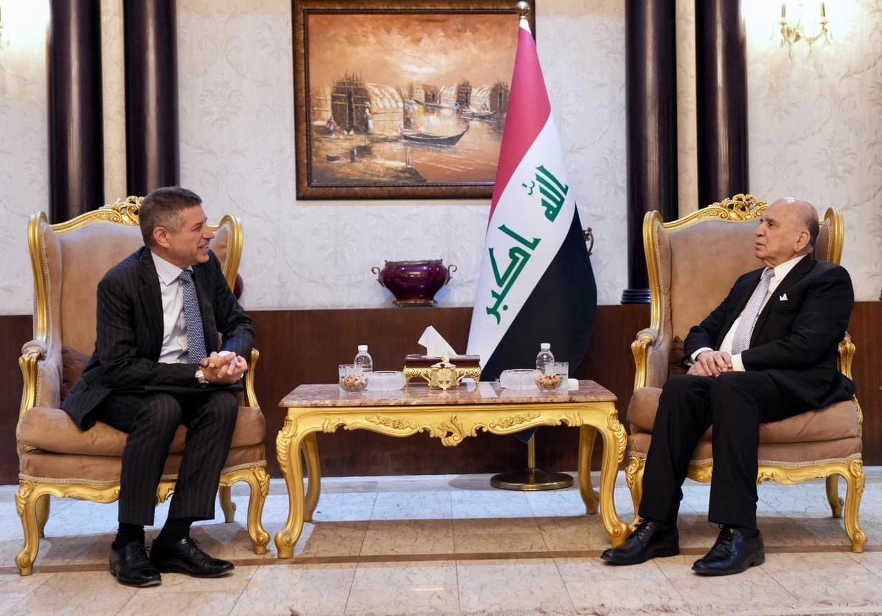 Steven Fagin, US top diplomat in Iraq (left) and Iraqi FM Fuad Hussein (right). Photo: Iraqi foreign ministry
