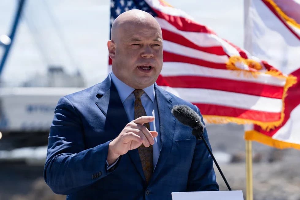 Foto: Adam Telle, Florida'daki Everglades Tarım Alanı Rezervuar Projesi'nin tamamlanmasına yönelik adımları açıklarken (13 Nisan 2026). (ABD Kara Kuvvetleri / AP)