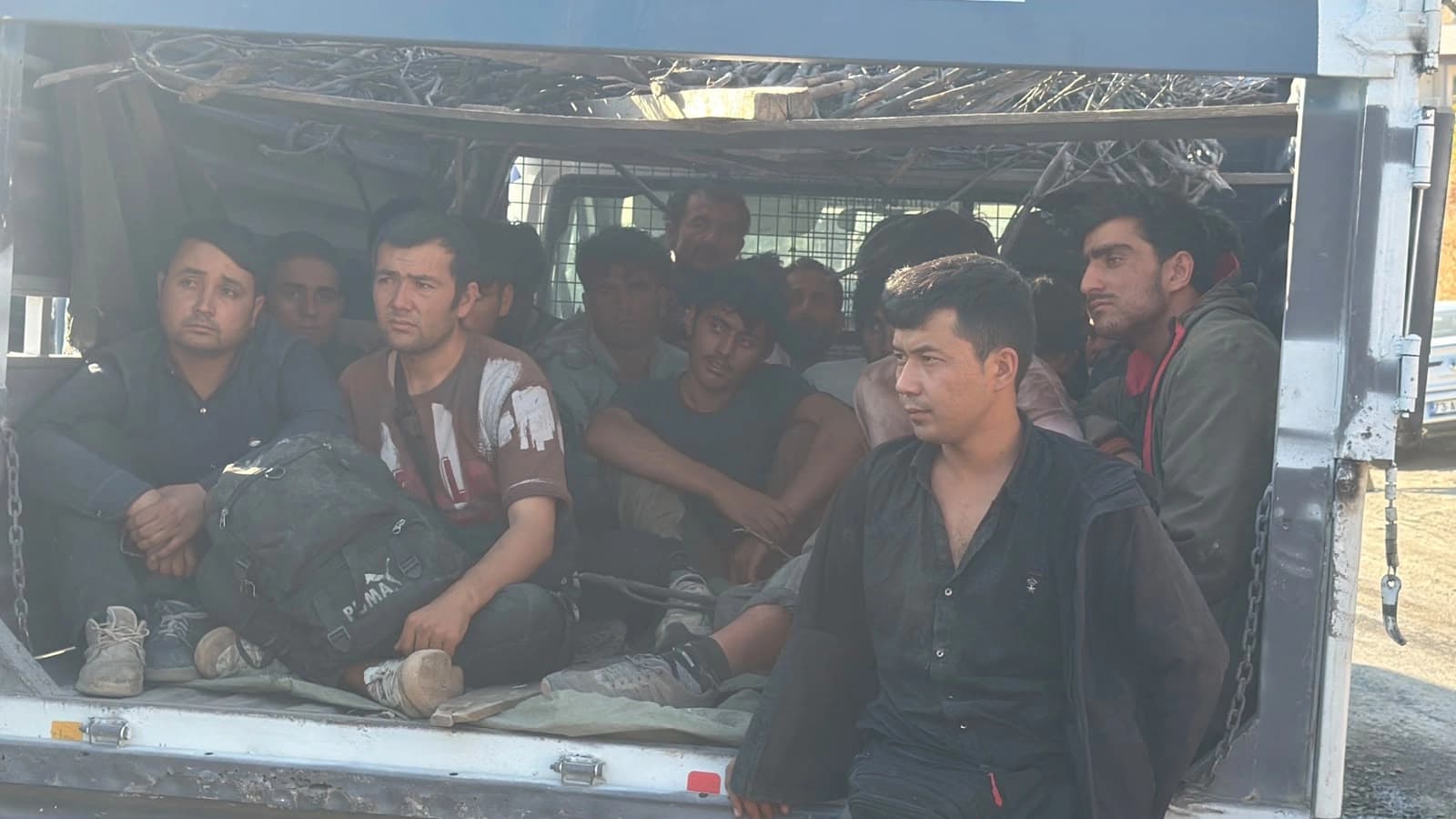 Koçberan di pişta kamyonetê de / Wêne: AA
