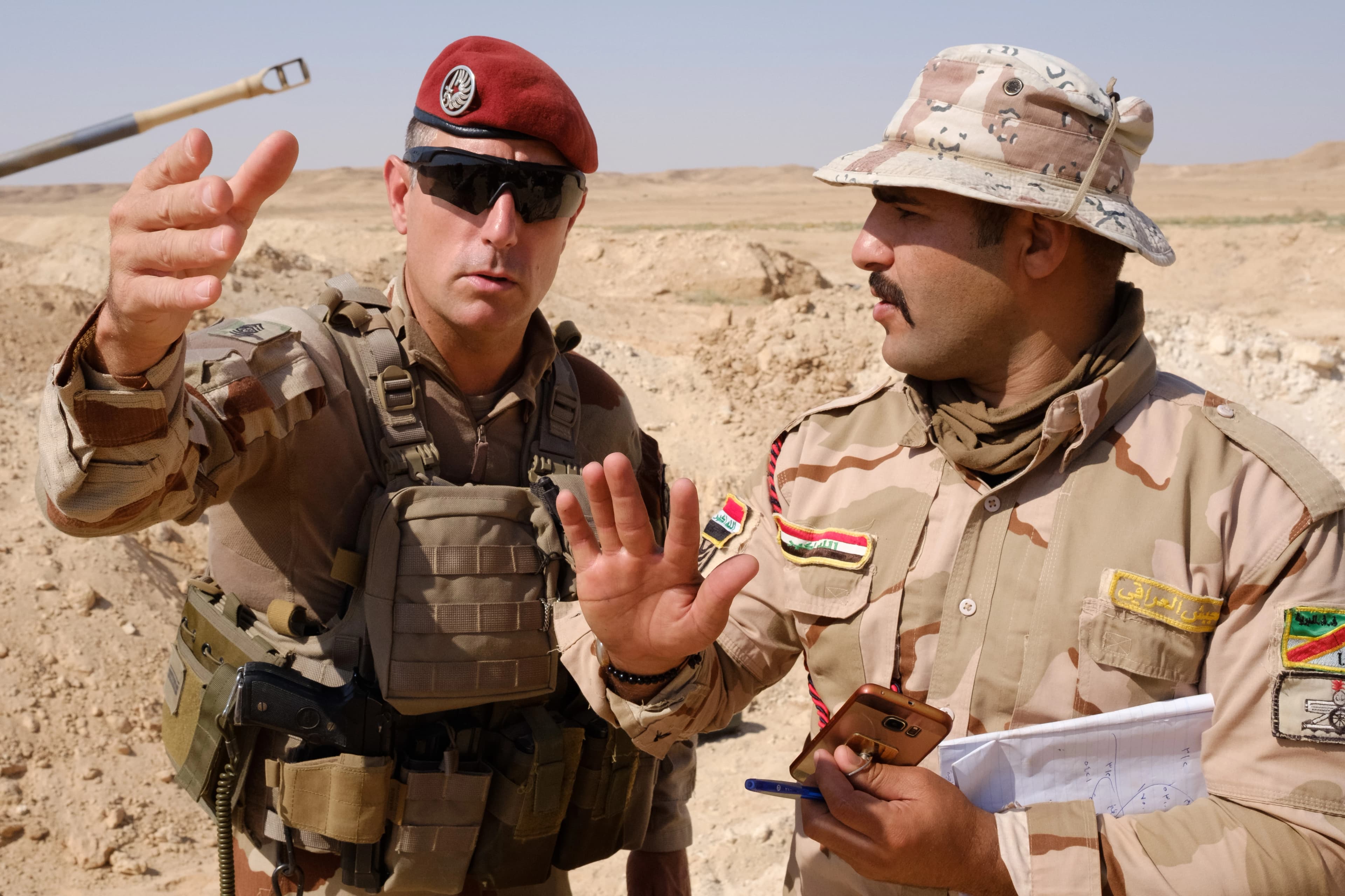 تبادل حديث بين جندي فرنسي وآخر عراقي/ صورة أرشيفية- ألكسندر سيربيو/ الجيش الفرنسي/ وزارة الدفاع