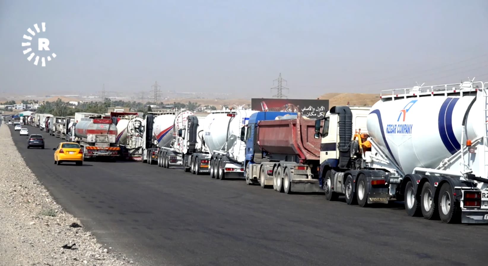 طابور من الشاحنات المتوقفة على سيطرة جيمن بكركوك