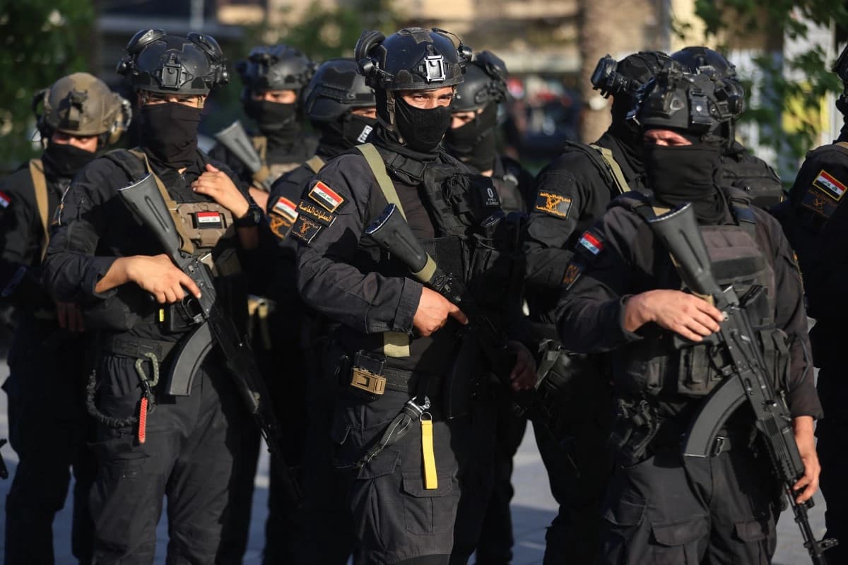 عناصر من الحشد الشعبي مراسم تشييع رمزية في بغداد-AFP
