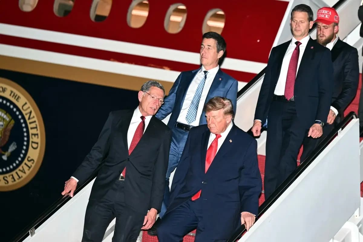 ABD Başkanı Donald Trump, 12 Ekim 2026'da Maryland, Joint Base Andrews'te Cumhuriyetçi senatörler John Barrasso (solda), Bernie Moreno (ortada) ve boksör ve sosyal medya fenomeni Jake Paul eşliğinde Air Force One başkanlık uçağından iniyor. Fotoğraf: Kent Nishimora / AFP