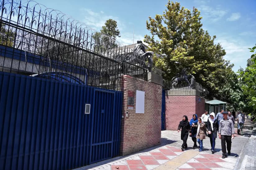 Iranian pedestrians walk past the main gate of British Embassy in Tehran, Iran, Saturday, Aug. 22, 2015. Photo: AP