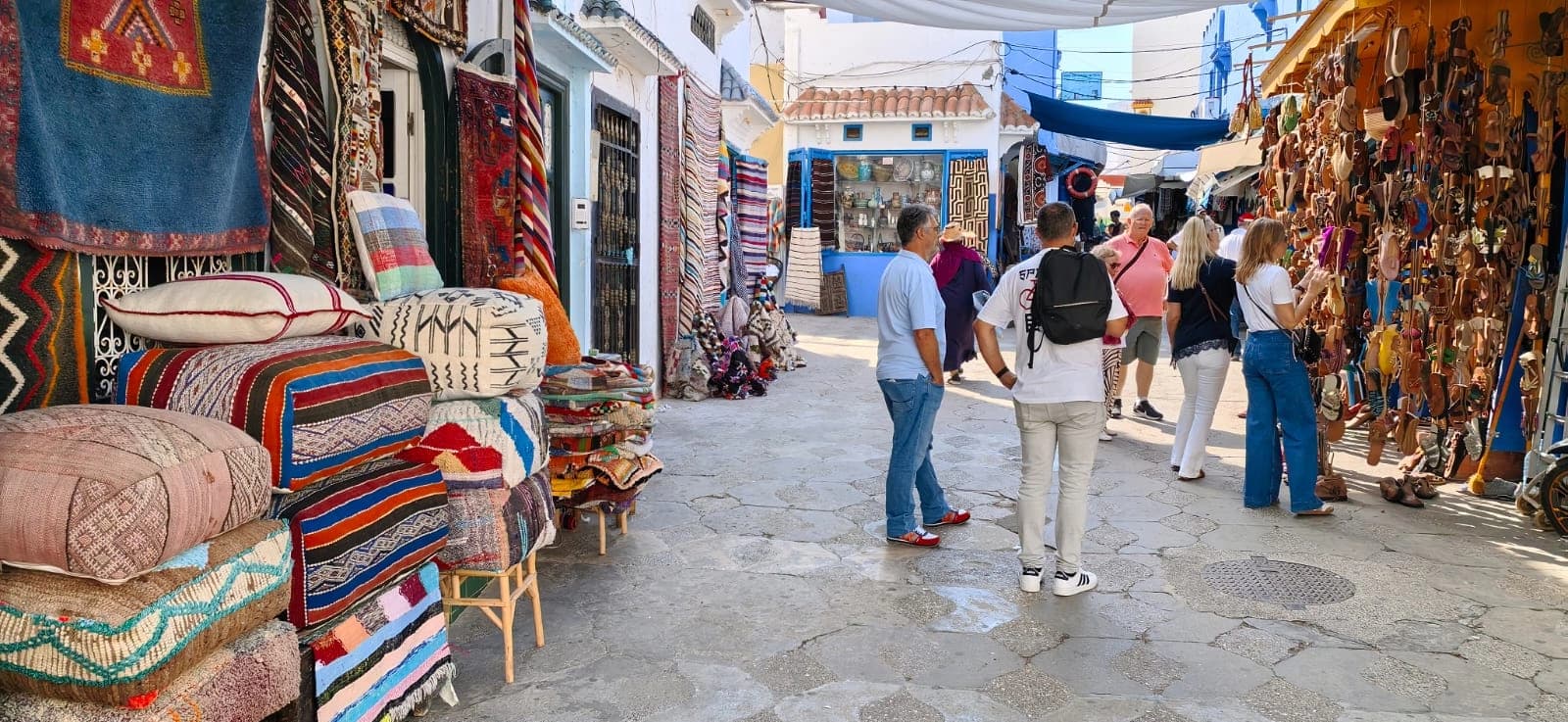 مشهد من شارع في سوق بمدينة أصيلة المغربية/ تصوير: معد فياض - رووداو
