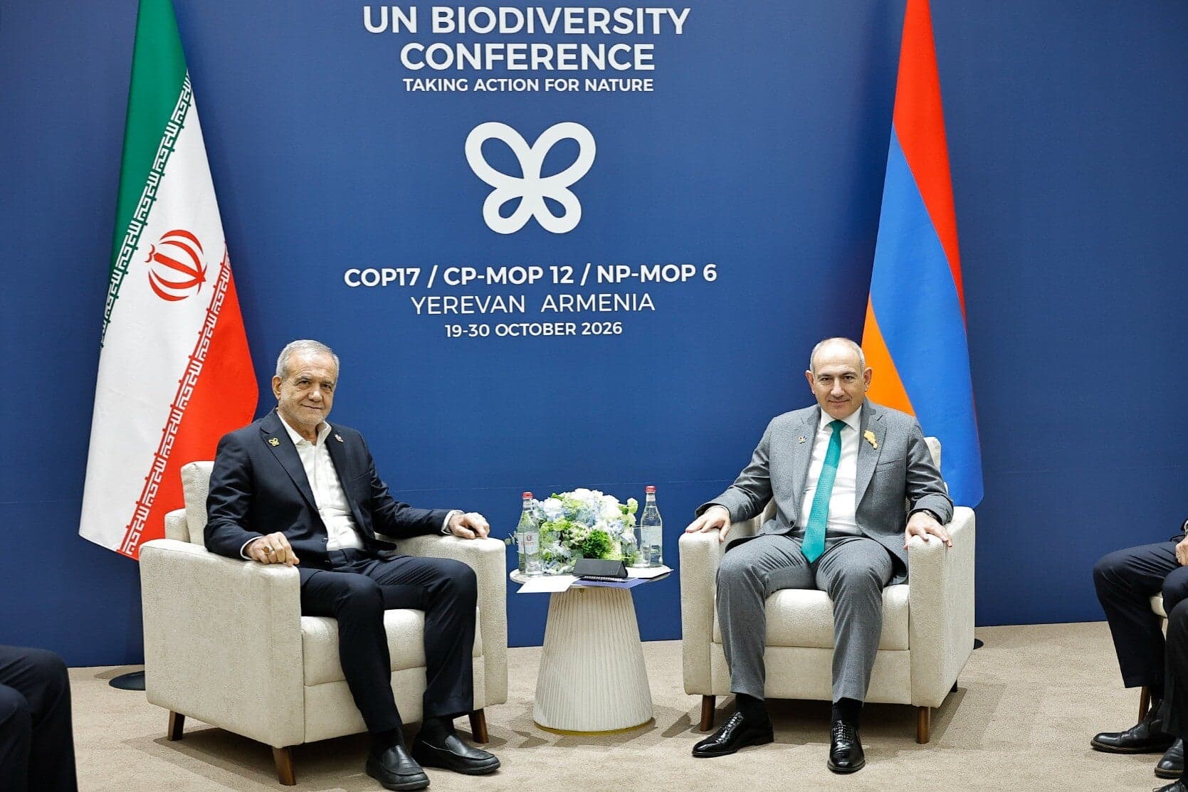 Foto: İran Cumhurbaşkanı Mesud Pezeşkiyan ile Ermenistan Başbakanı Nikol Paşinyan Erivan’da düzenlenen BM Çölleşmeyle Mücadele Sözleşmesi (UNCCD) 17. Taraflar Konferansı'nda (COP17) Liderler Zirvesi marjında bir araya geldi