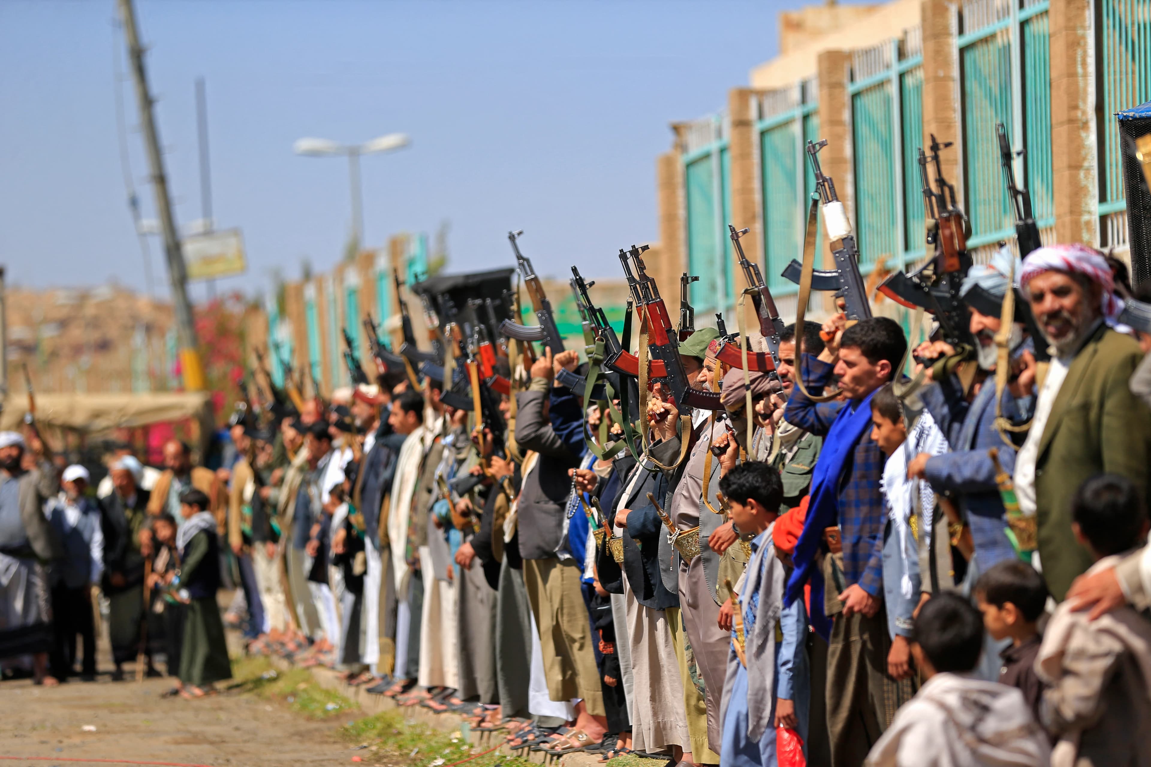 بۆچی لەجیاتی شەڕکردن لەگەڵ حووسی دا مامەڵەی لەگەڵ نەکەین؟