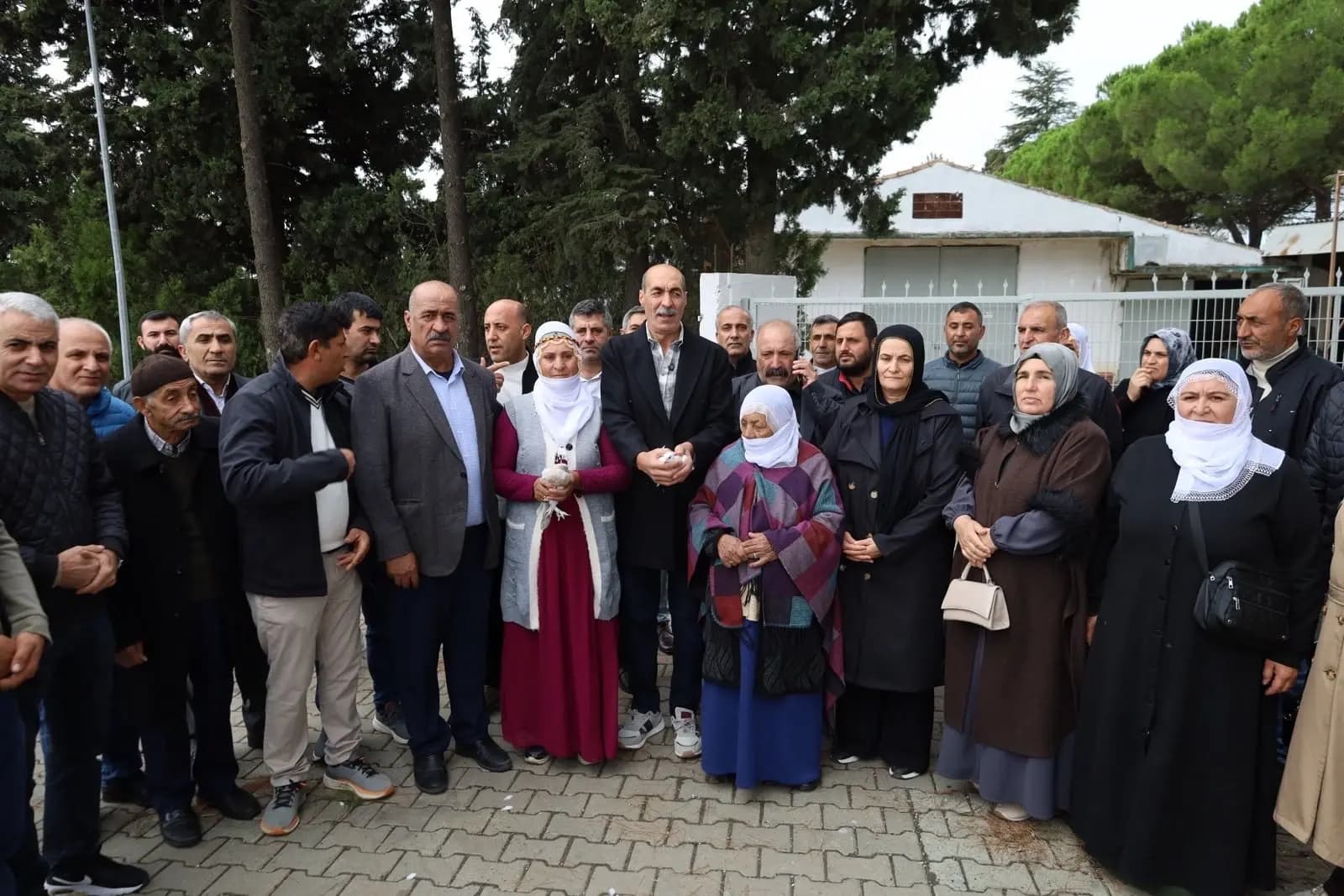 Nihat Bertan (güvercin tutan) 31 yıl sonra tahliye edildi. / Foto kaynağı: X