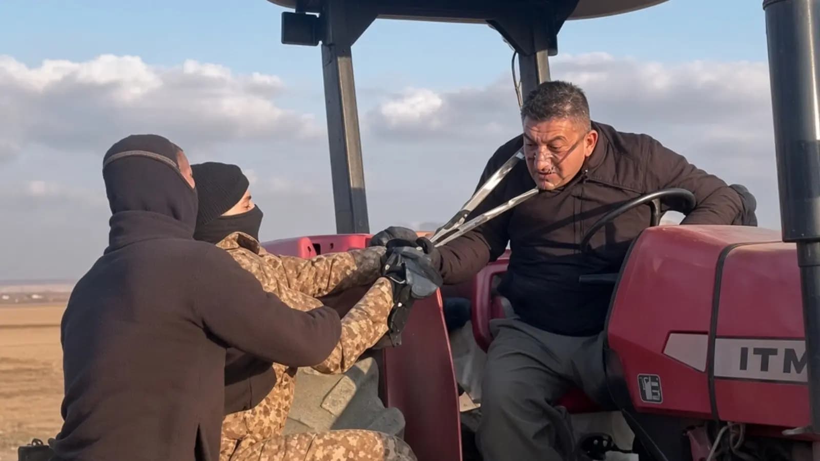سەربازانی عێراق ملپێچی محەممەد ئەمین، جووتیارە کوردەکە رادەکێشن. وێنە: ئەرشیڤ