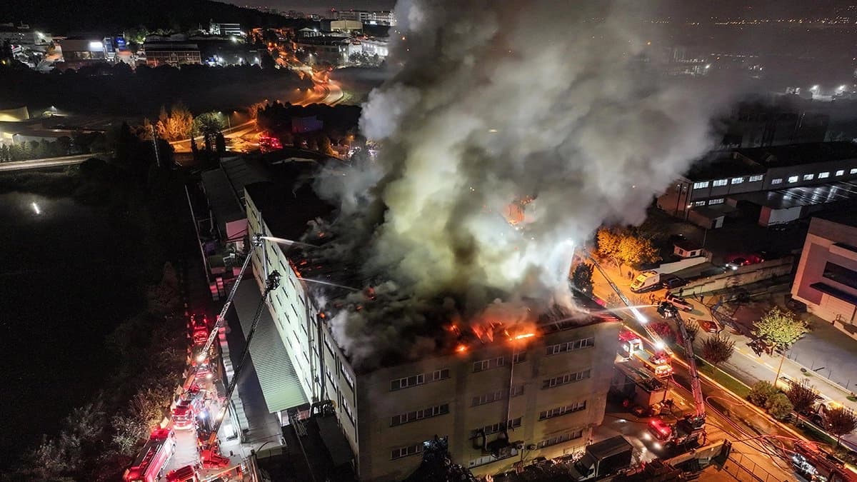 İstanbul’da ayakkabı fabrikasının çatısı alevlere teslim oldu