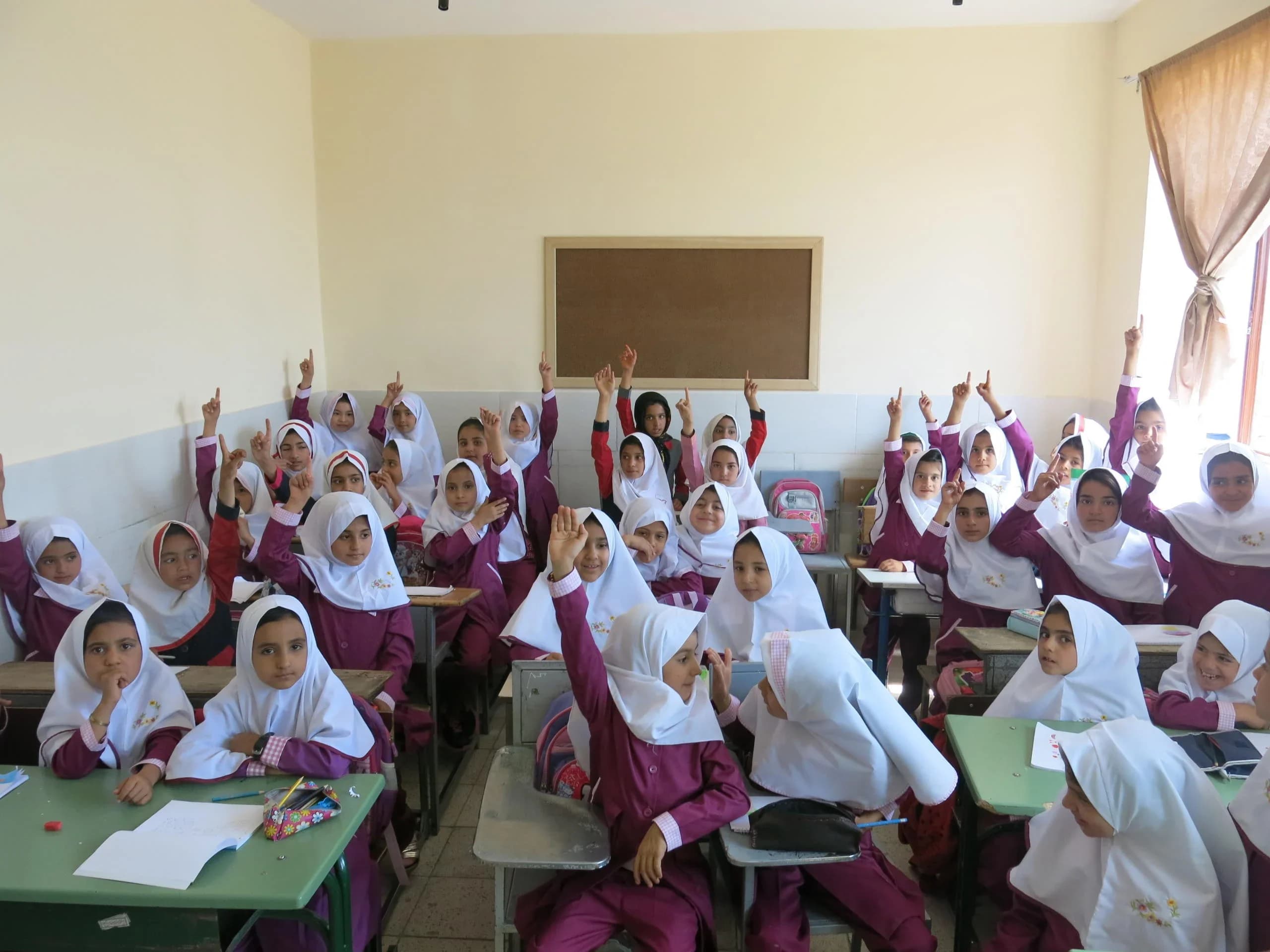 پۆلێکی قوتابیانی قوتابخانەیەکی بنەڕەتی لە ئێران