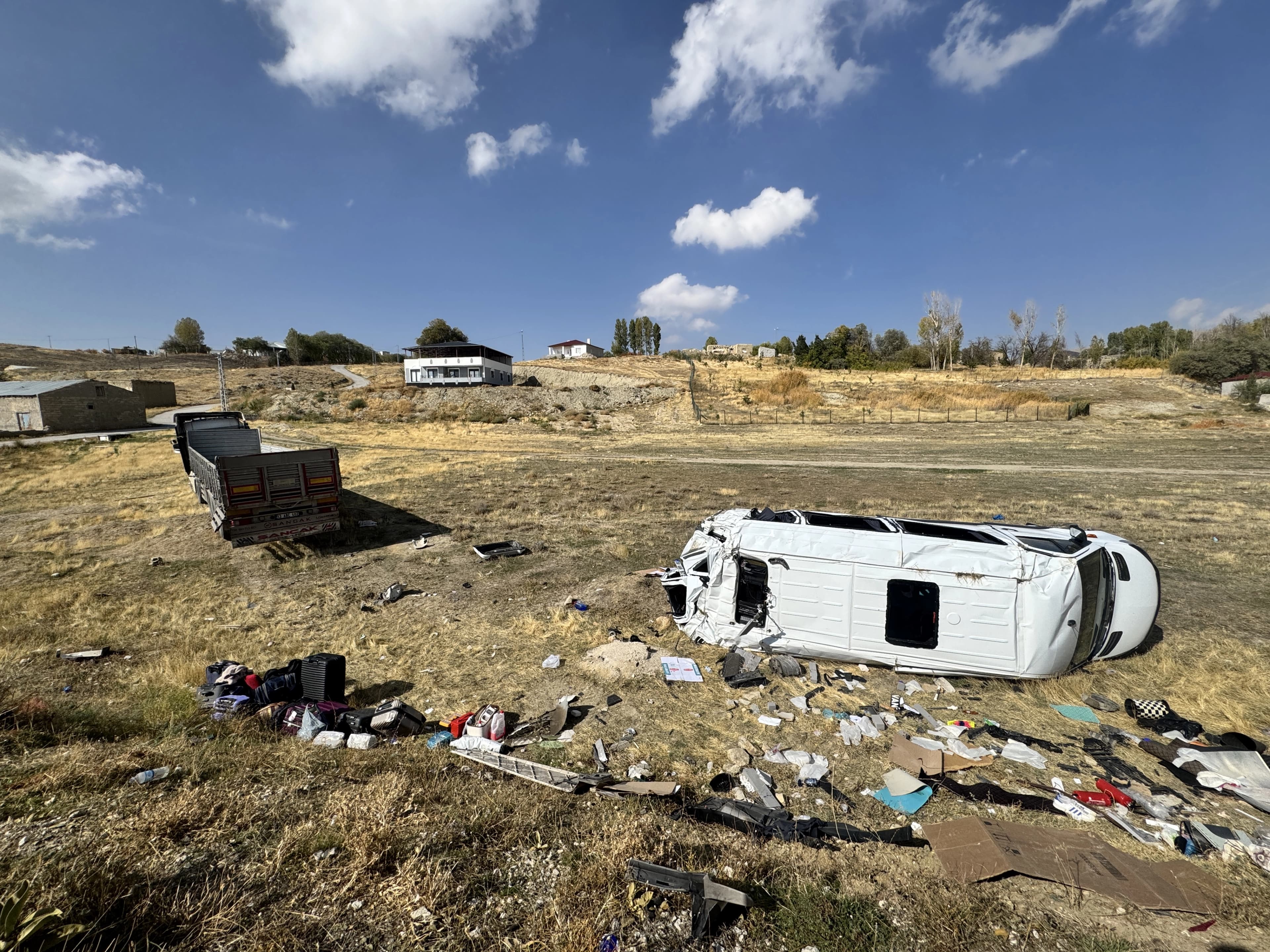 Van’da tır ile minibüs çarpıştı: 1 ölü, 11 yaralı