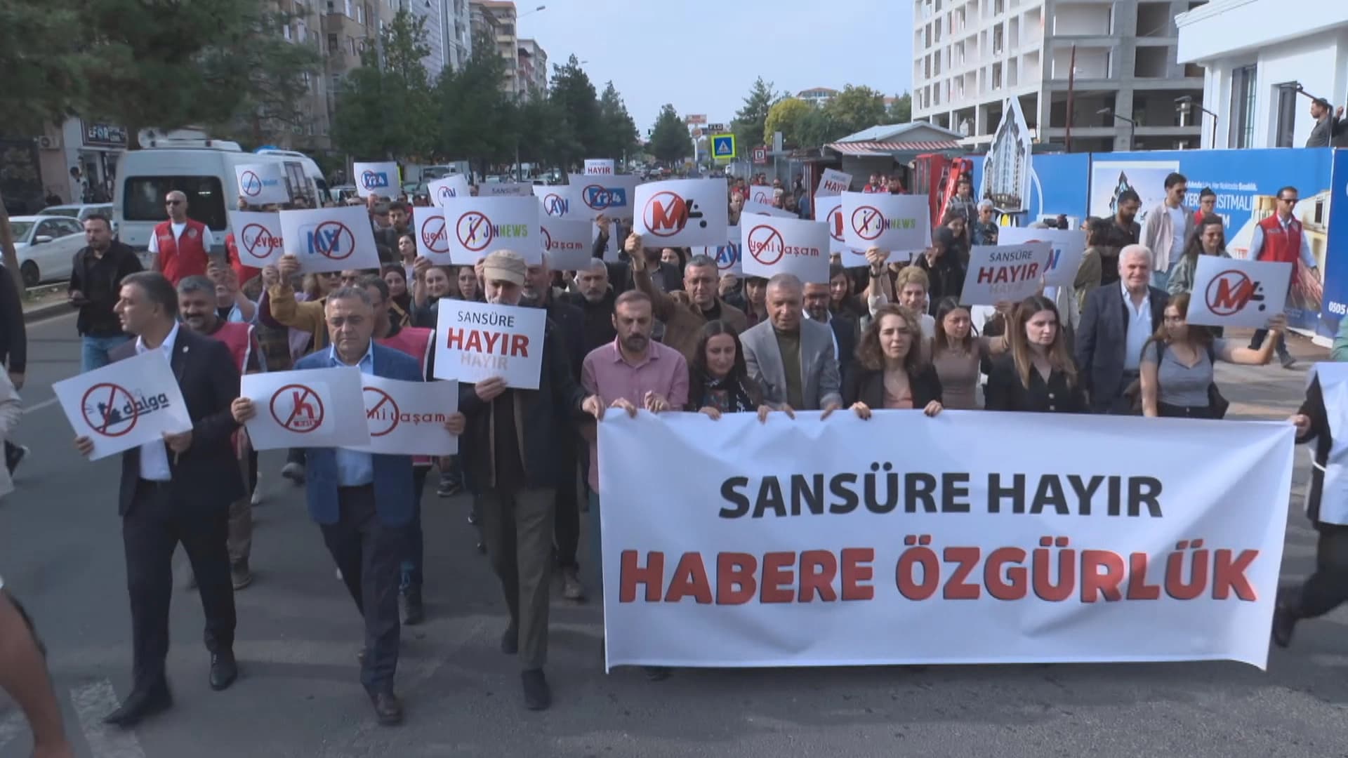 Rojnameger daketin qadan: Ji sansurê re na û ji nûçeyan re azadî