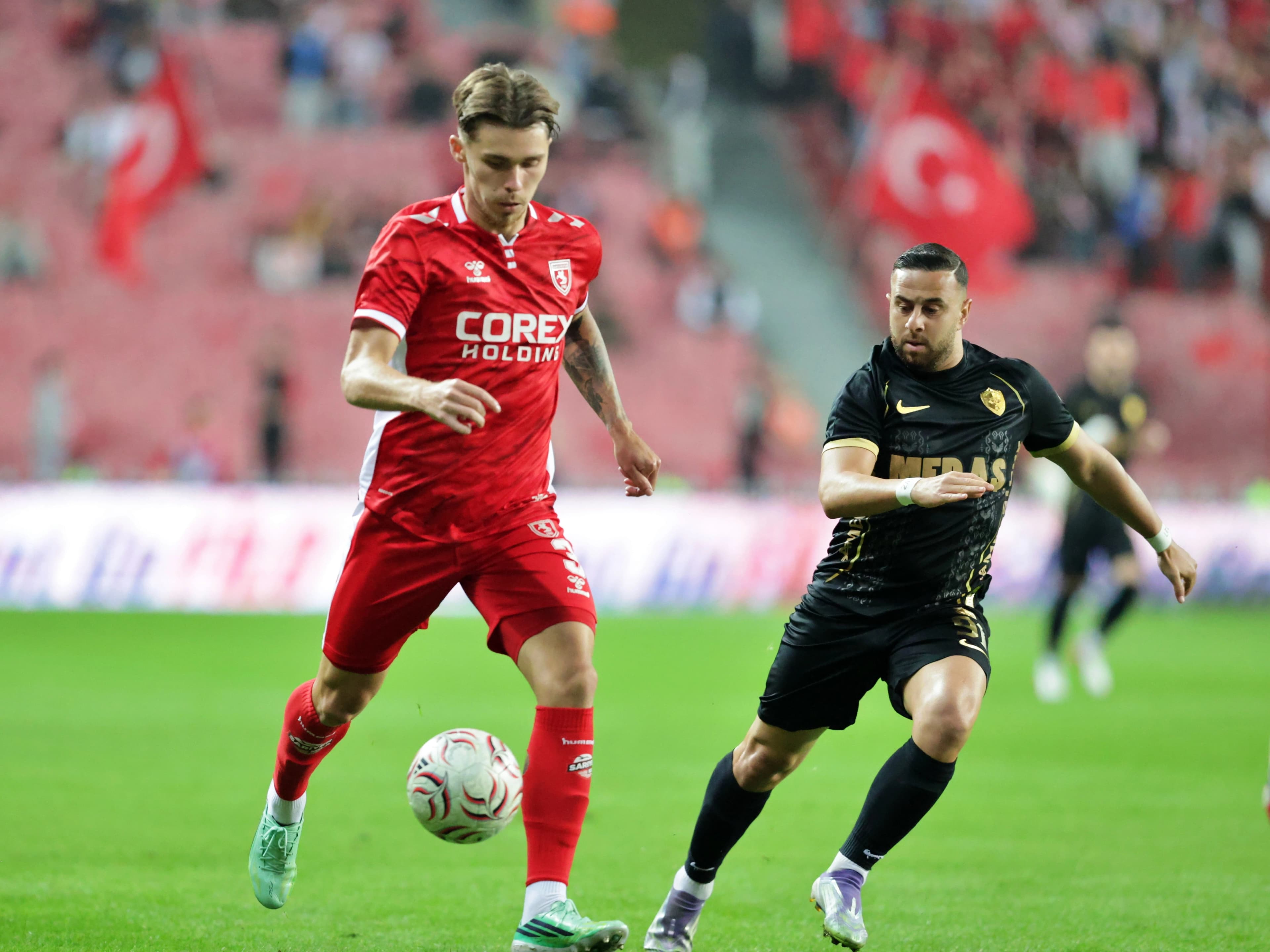 Bir pozisyonda Samsunspor oyuncusu Afonso Sousa (77) ile Amed Sportif Faaliyetler oyuncusu Dia Saba (91) mücadele etti