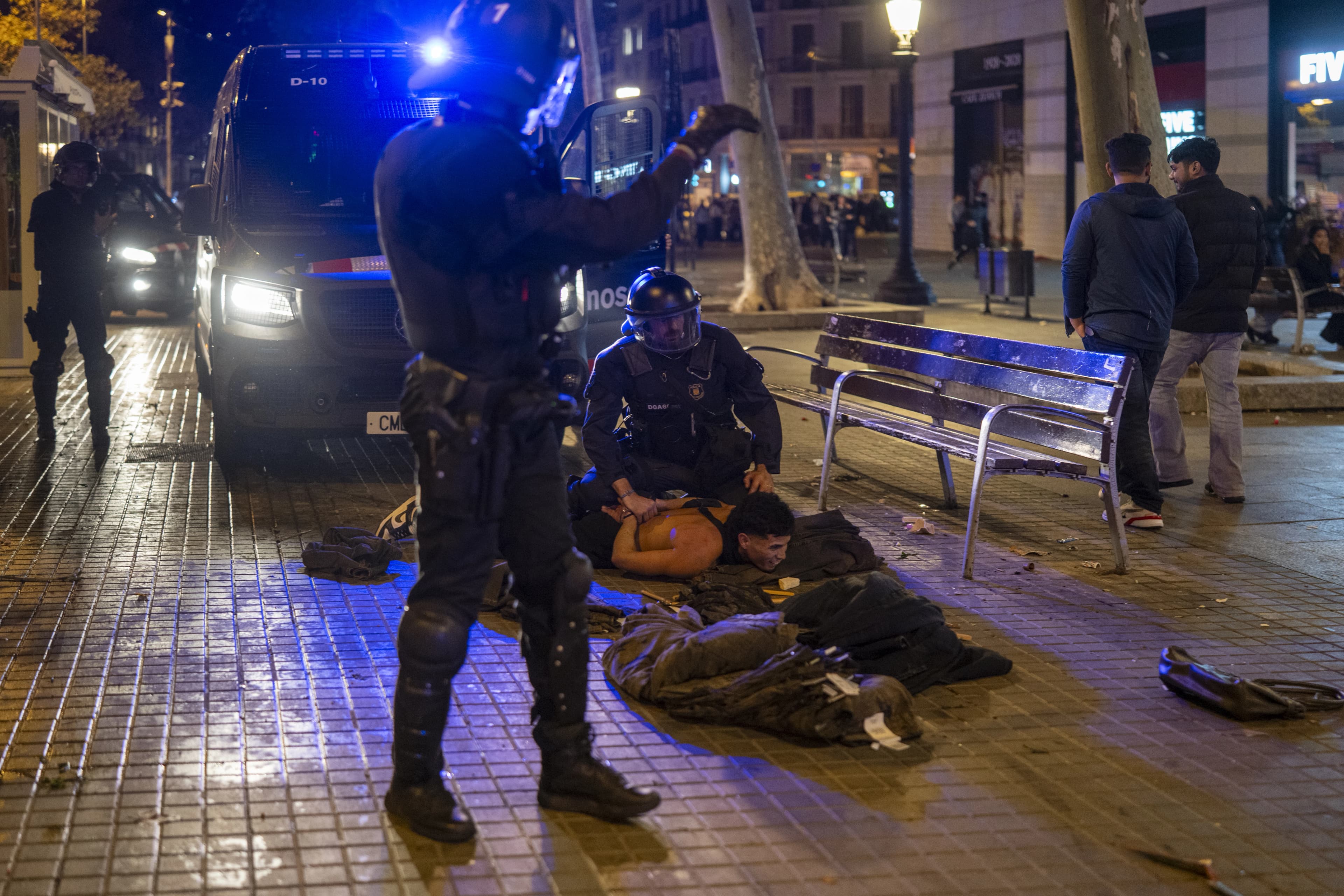 الشرطة توقف أحد المحتجين في برشلونة-AA