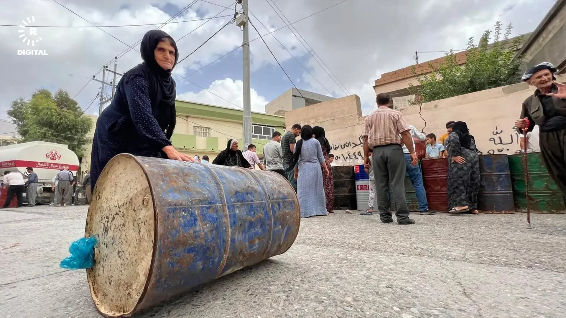 ژمارەیەک هاونیشتمانی لە کاتی وەرگرتنی نەوت. وێنە؛ رووداو - ئەرشیڤ