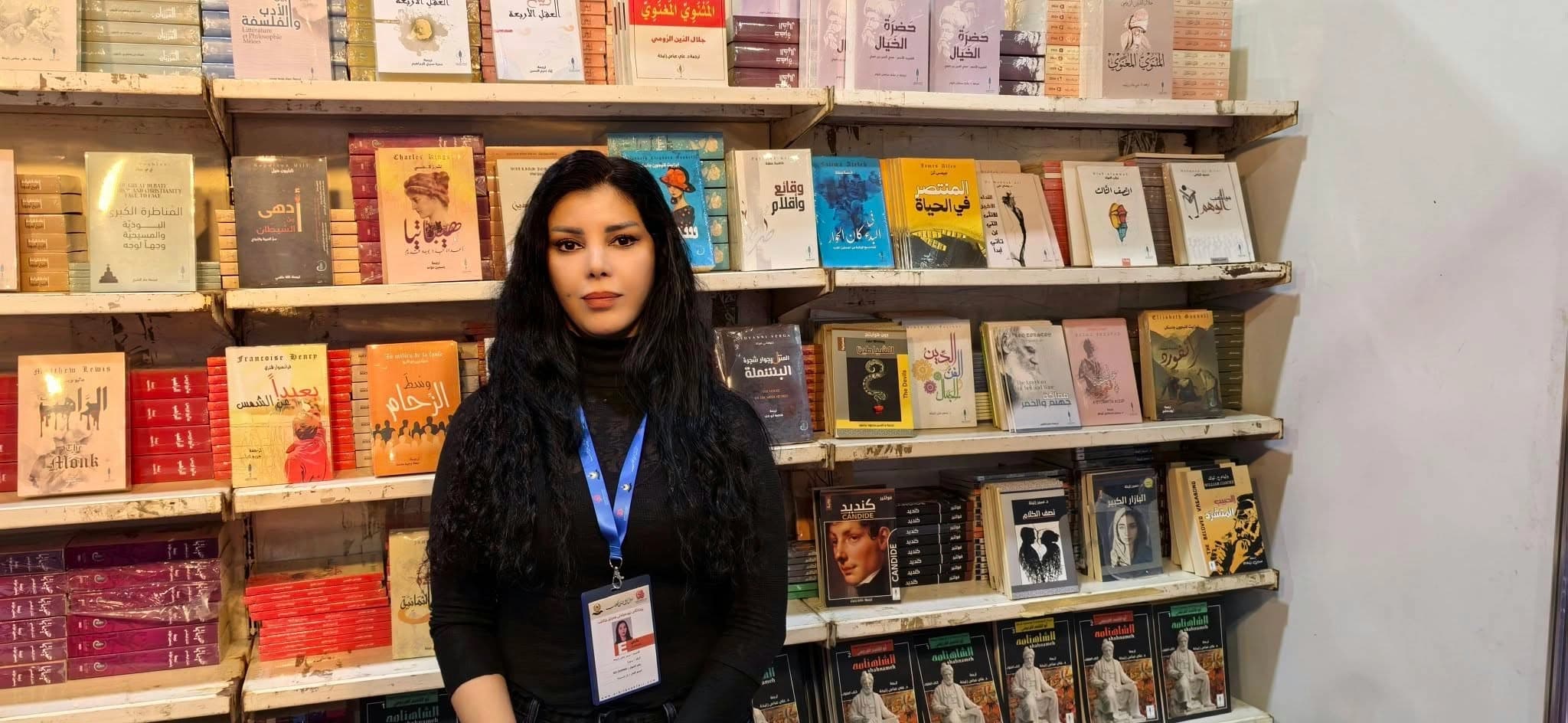 الناشرة سمر زليخة في جناحها"دار ياسمينا" بمعرض اربيل الدولي للكتاب