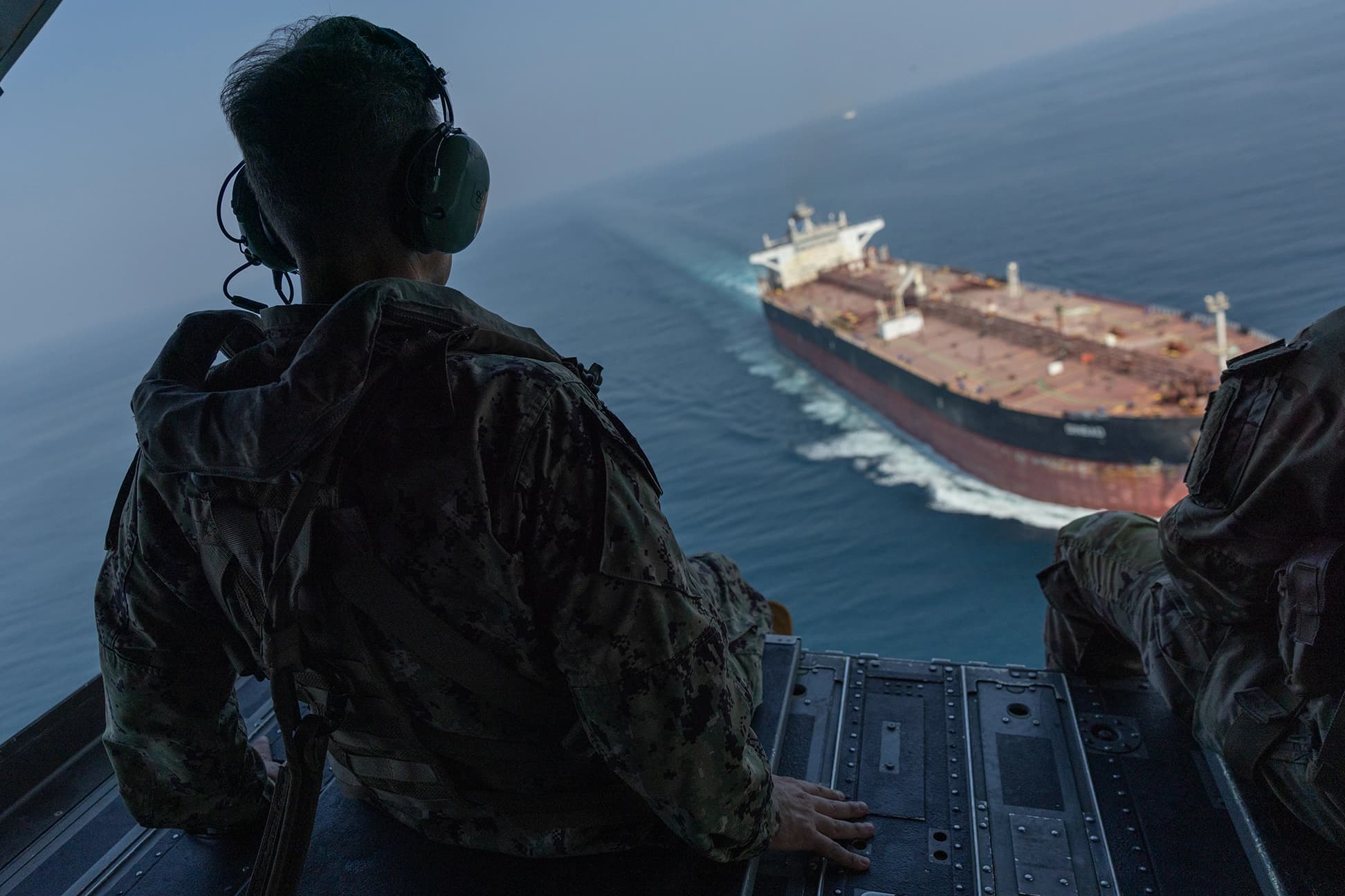 Adm. Brad Cooper, commander of US Central Command, flies over the Strait of Hormuz in a CH-47 Chinook, and meets with the US service members in the Middle East. Photo: CENTCOM