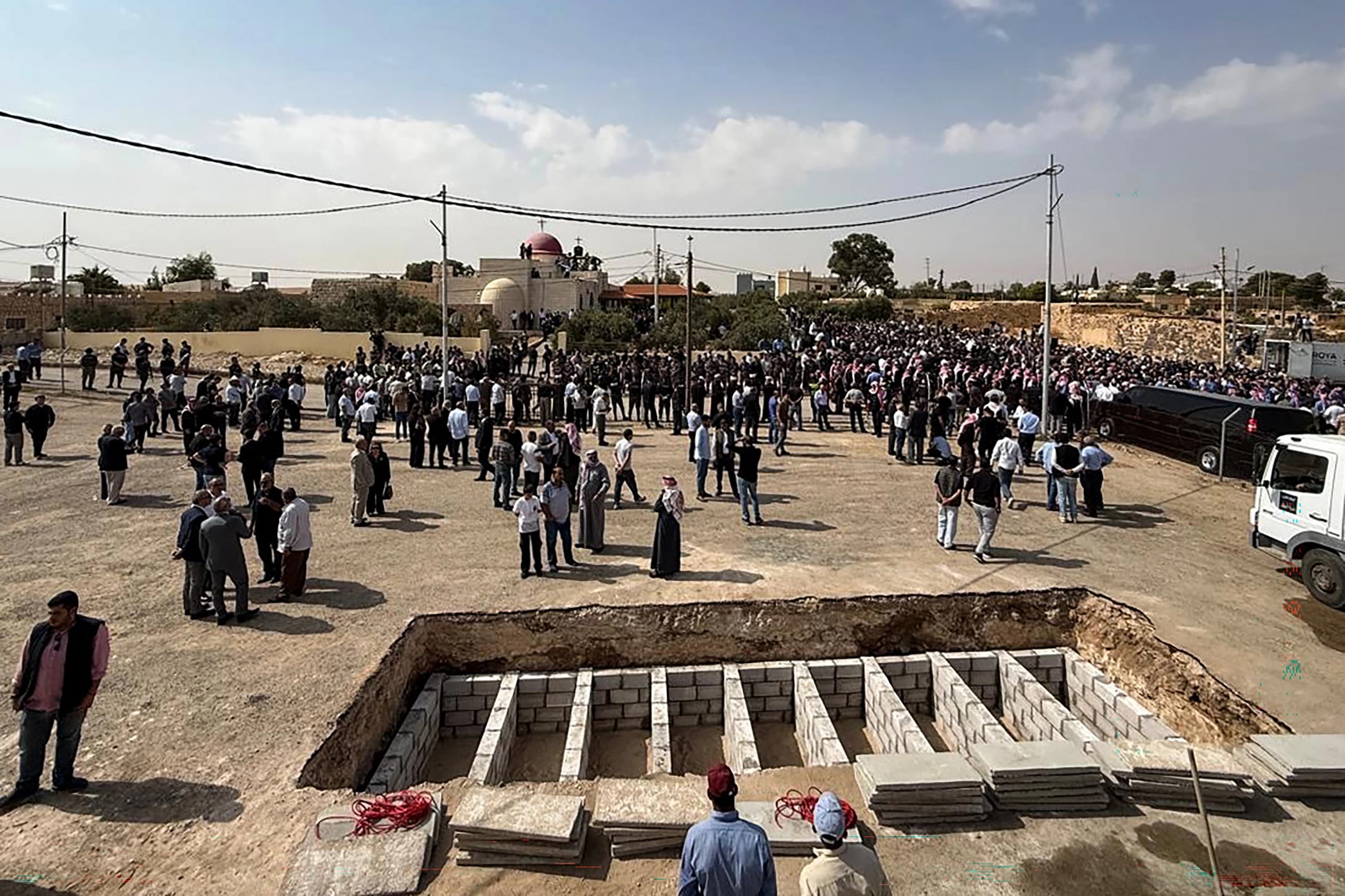 مشيعون في جنازة ضحايا الهجوم الذي وقع في كنيسة بمحافظة الكرك بالأردن - AFP